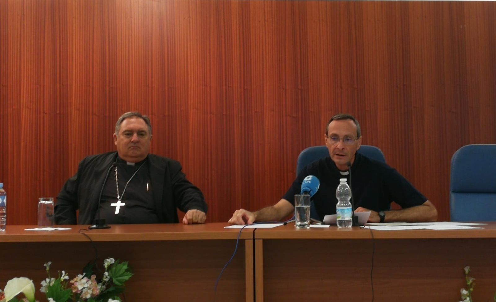 El hermano Juan Carlos junto al obispo Monseñor José Mazuelos, ayer en el obispado.