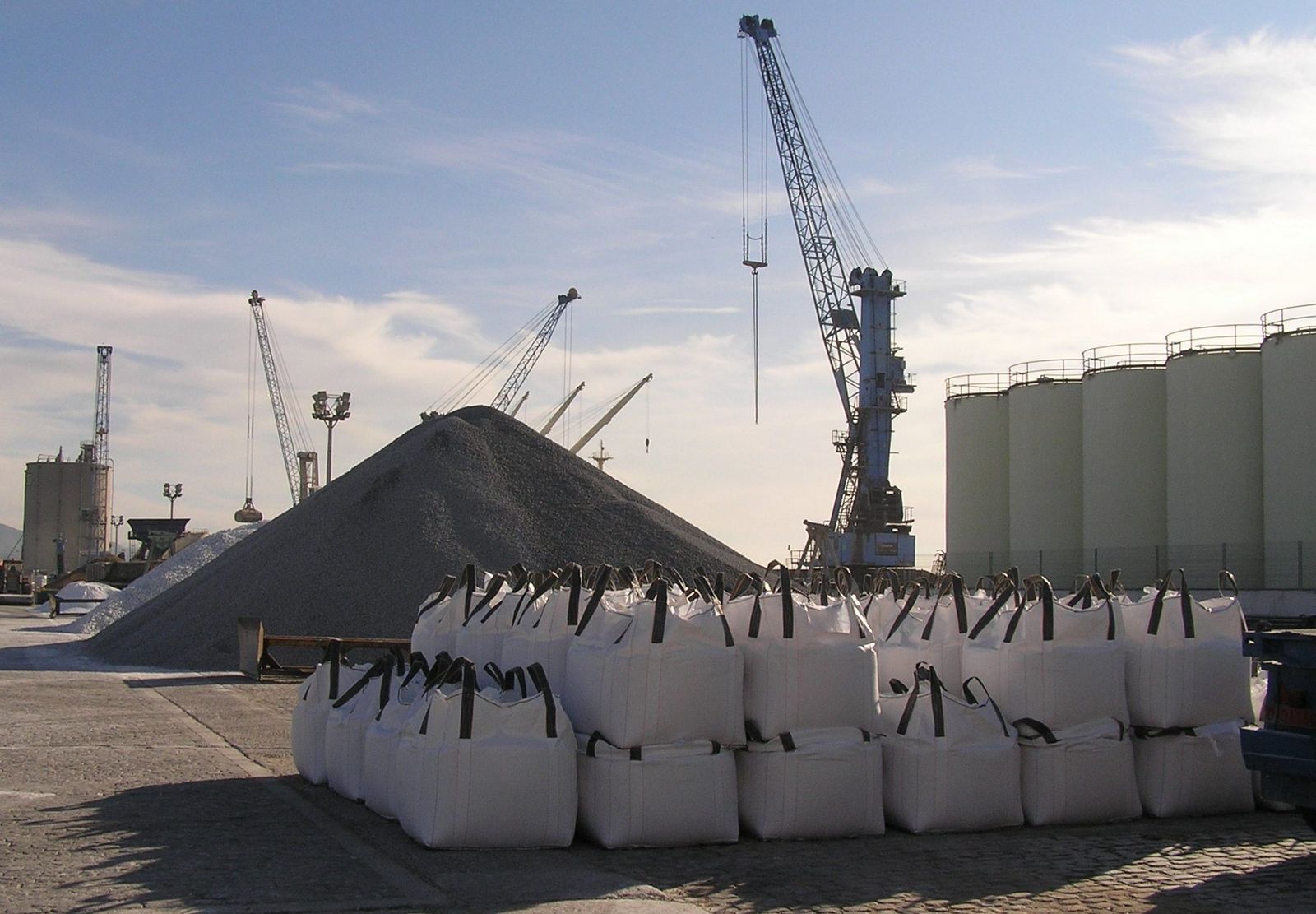 Diferentes presentaciones de dolomita en el puerto a la espera de ser cargadas