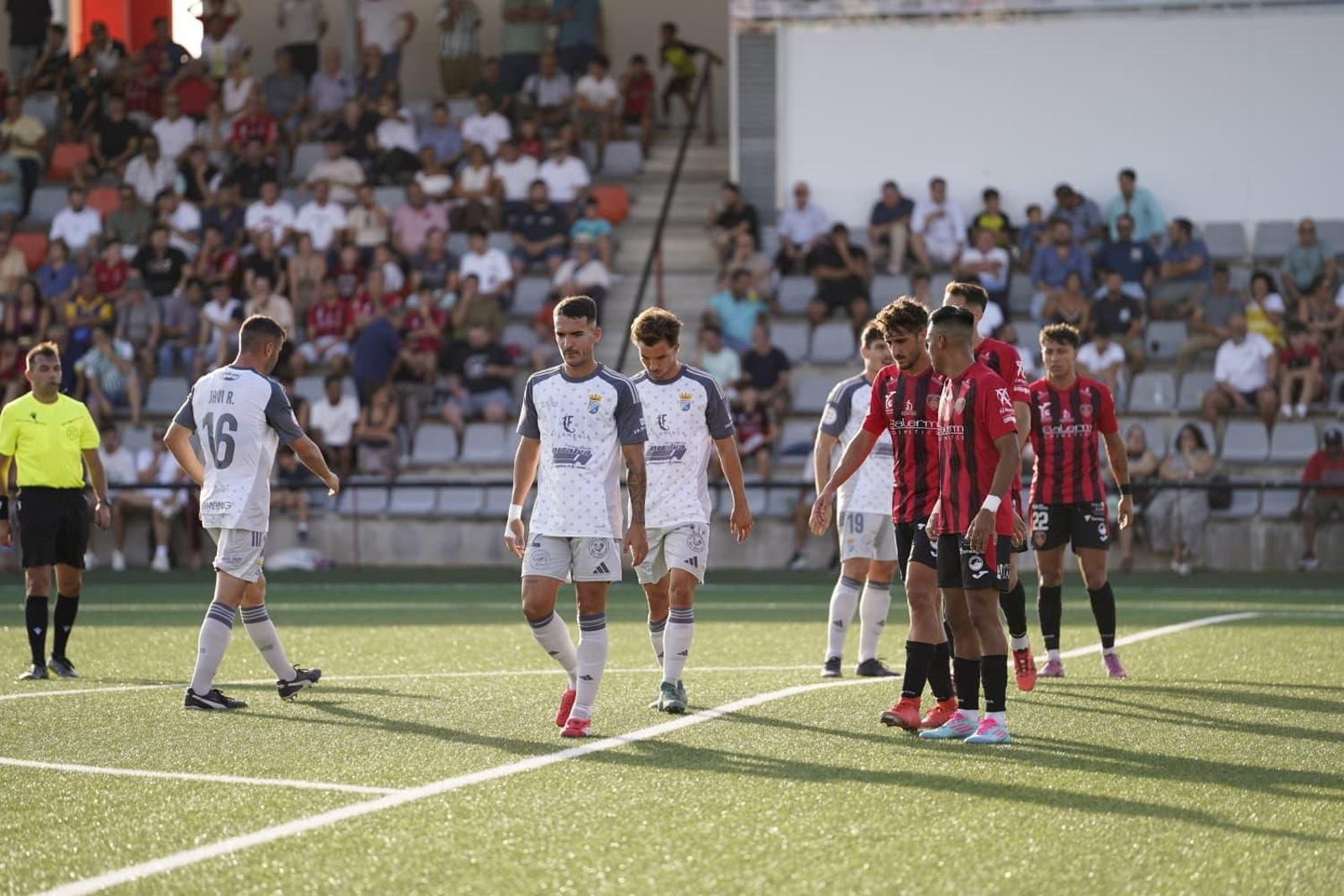 Los jugadores del Xerez CD, desoplados tras encajar el 1-0.