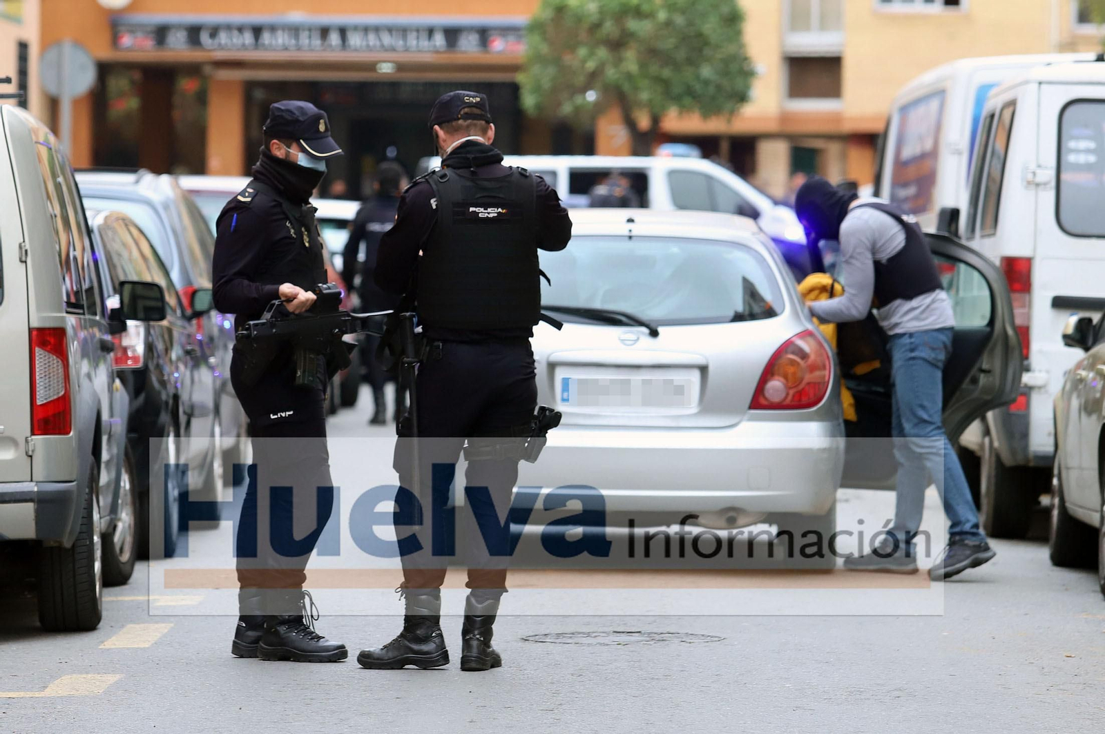 Imágenes de la intervención de la Policía Nacional al desmantelar un almacén de droga en la calle Nicolás Orta