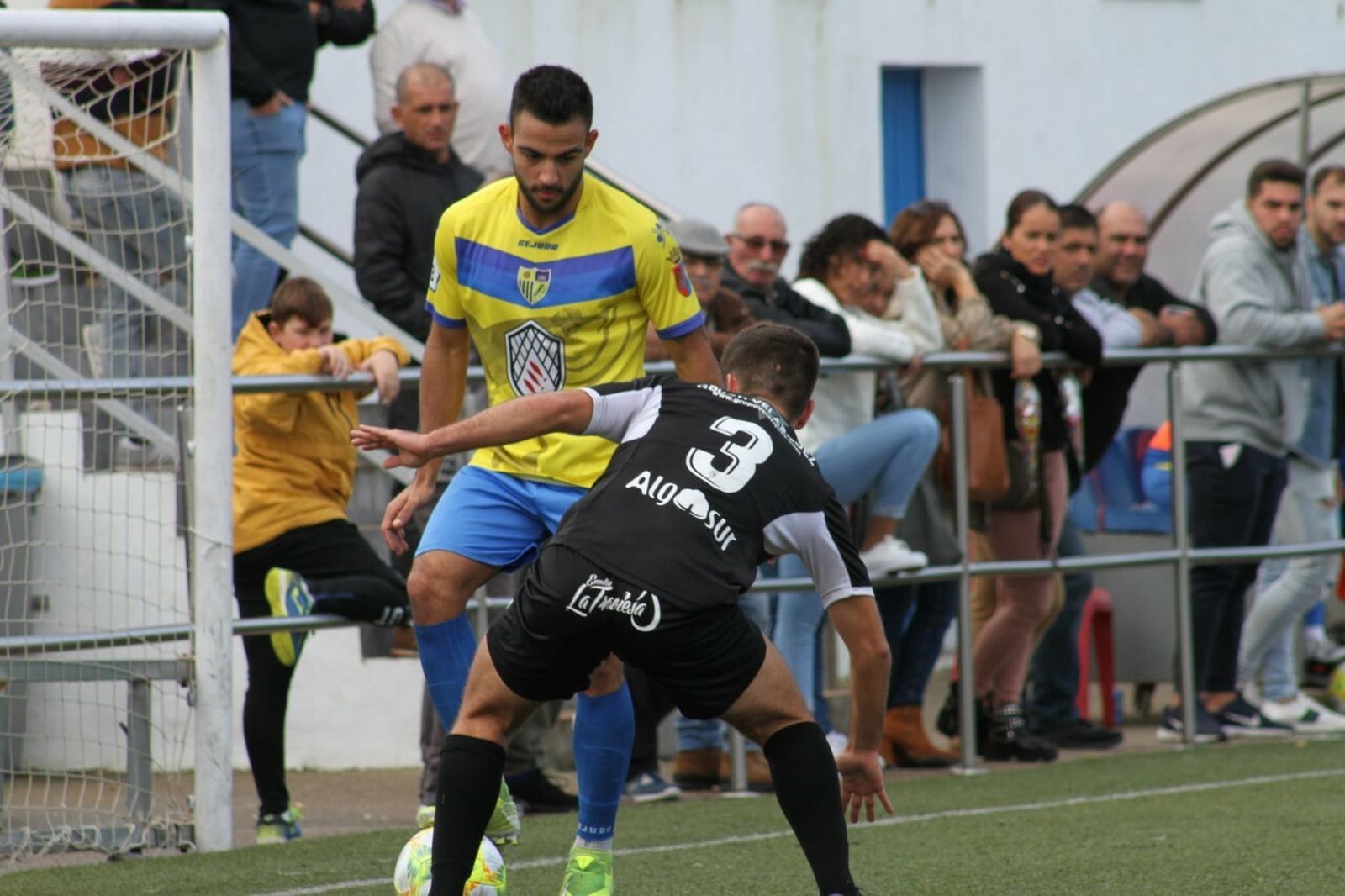 Cuenca marcó dos de los tres goles del Conil en el Navarro Flores.