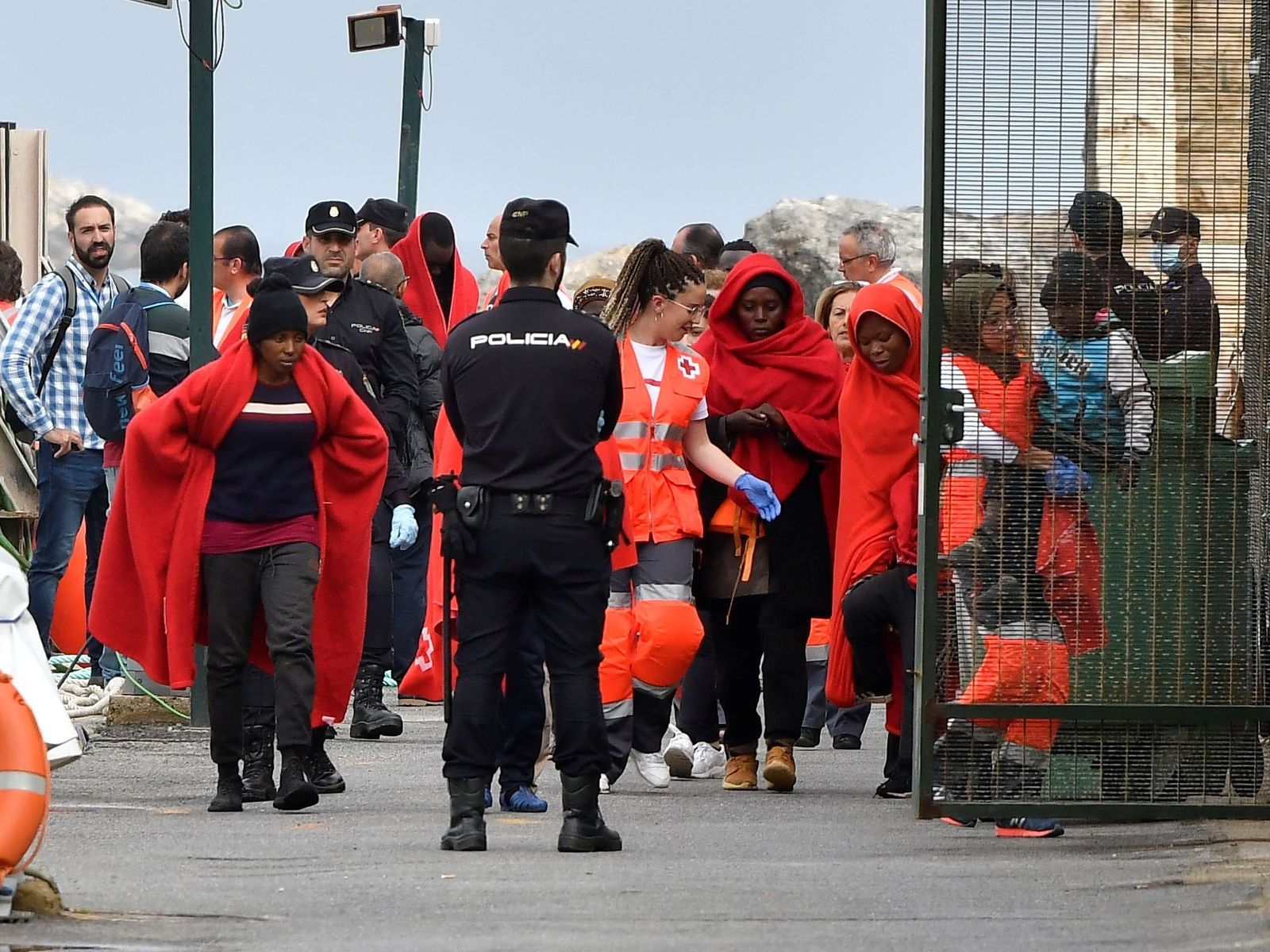 Llegada de los 47 rescatados de una patera durante la tarde del jueves al puerto de Almería.