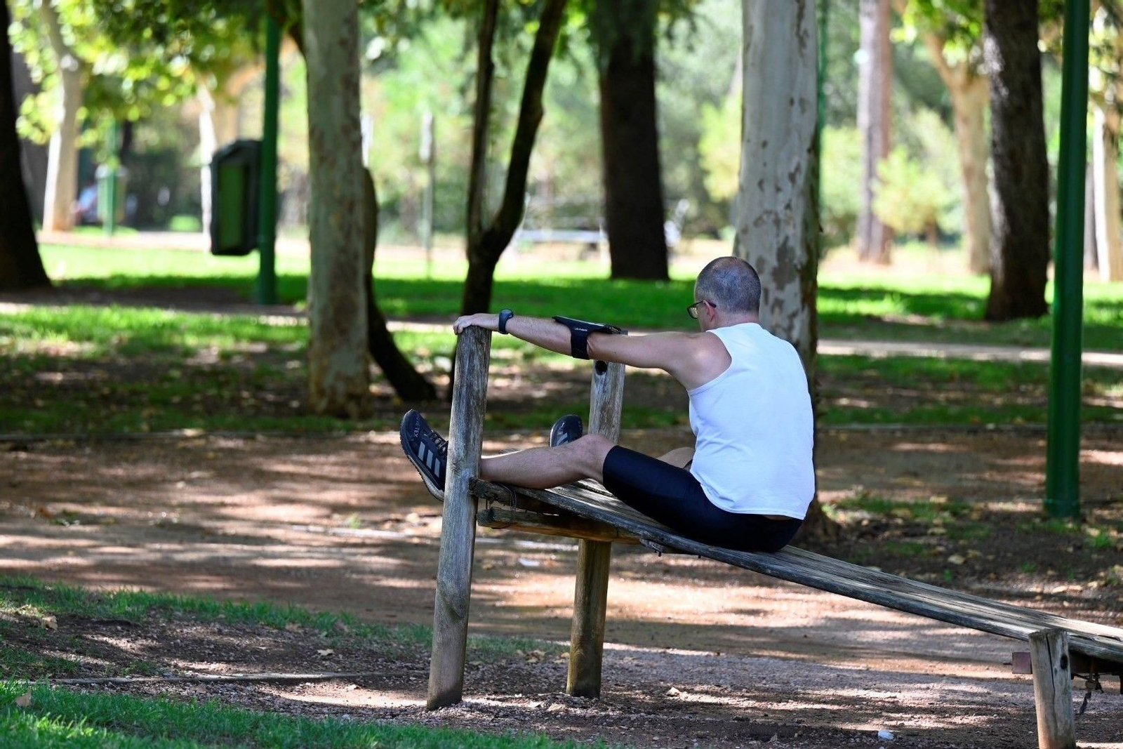 Un hombre realiza ejercicios en el Parque Cruz Conde