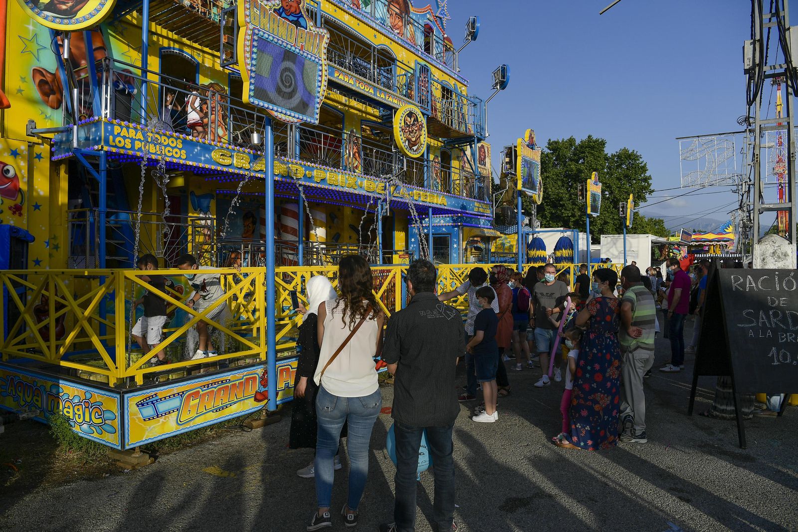 Atracciones de feria, columpios, niños y vida en el Corpus 2021