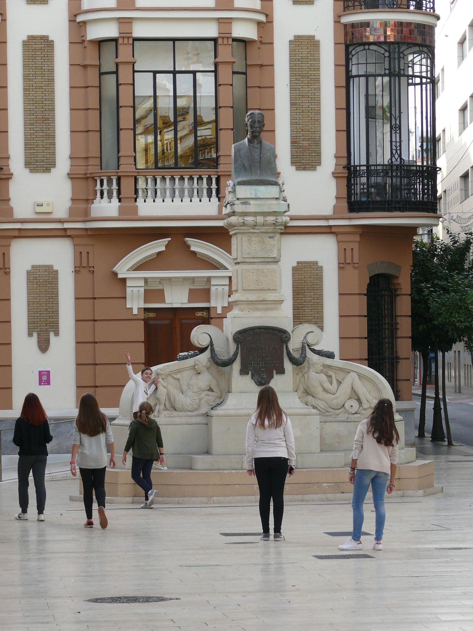 1. Monumento a Antonio Mora Claros en la calle Puerto. 2 y 3. Deterioro en las figuras alegóricas del basamento. 4. El deterioro de la piedra también se aprecia junto al escudo de Huelva, en la parte posterior.