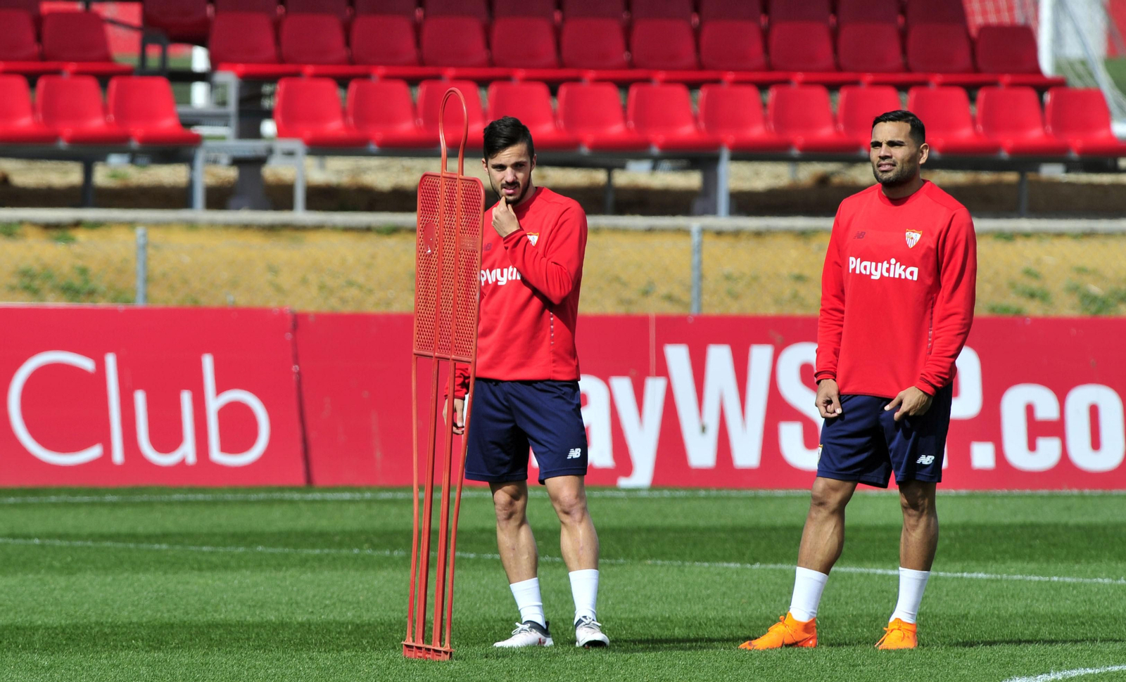 Mercado, baja en Vigo, en la imagen junto a Sarabia ejercitándose.
