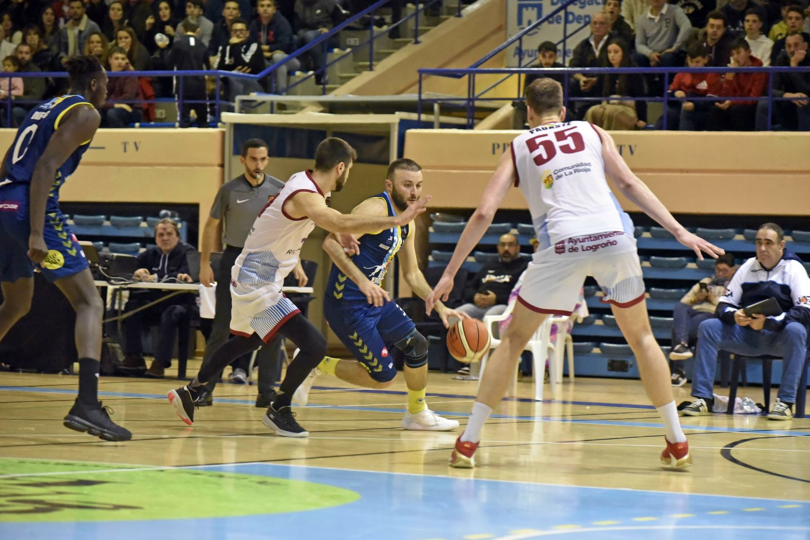 Miki Ortega dirige el balón durante un partido de Udea.