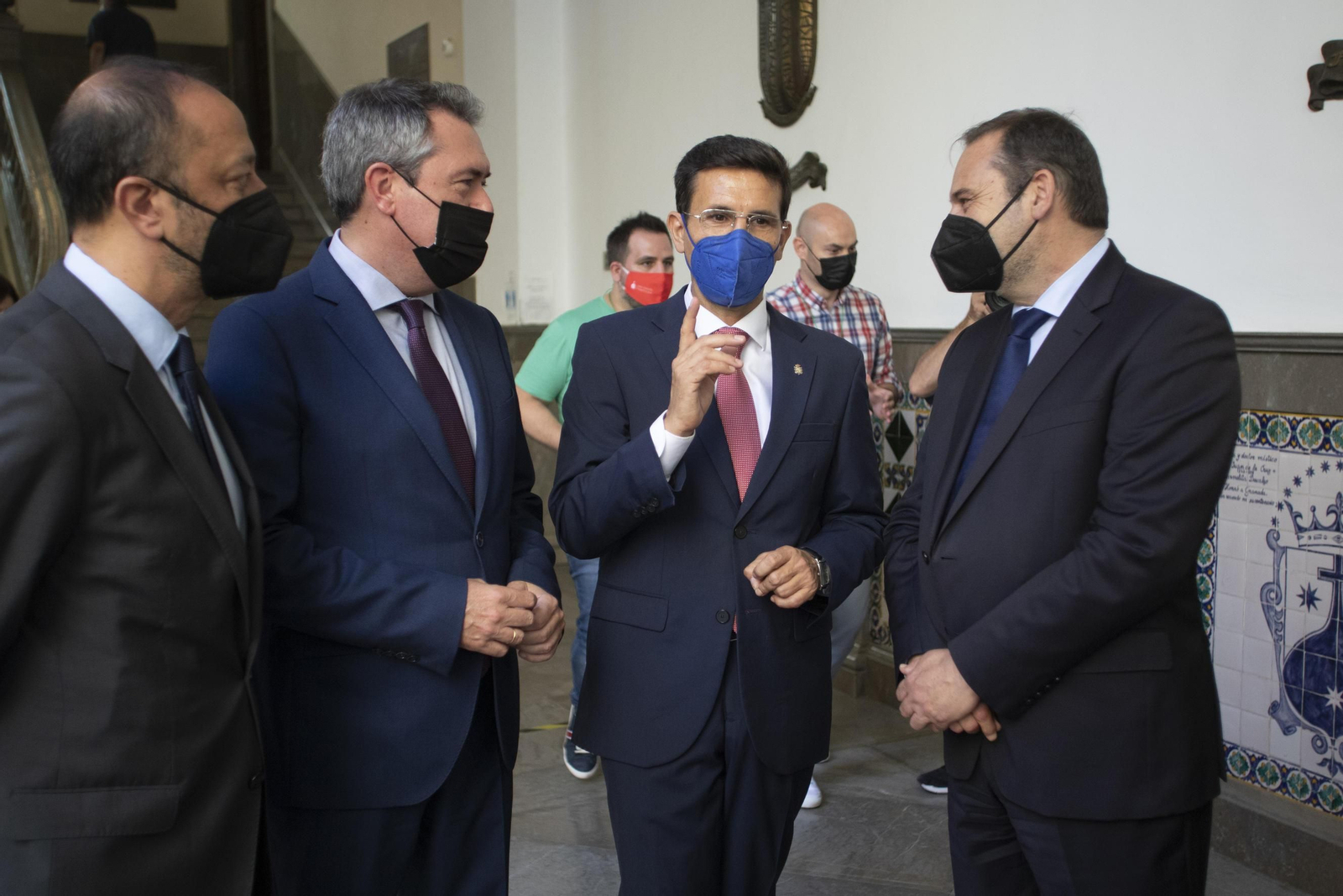 El nuevo alcalde de Granada, Paco Cuenca, acompañado de Espadas, Ábalos y Gómez de Celis.