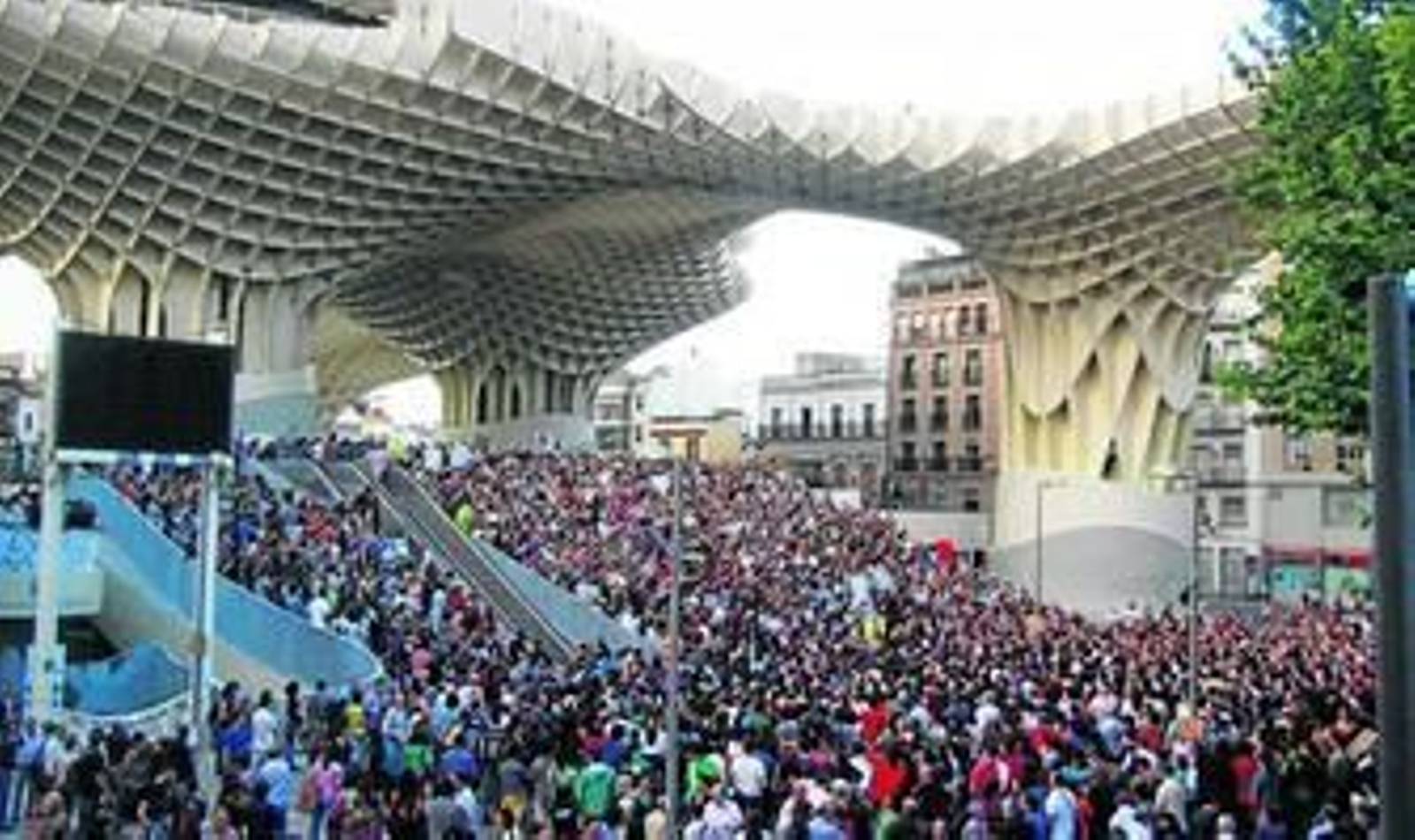 Aspecto que presentaba a última hora de la tarde de ayer la Plaza de la Encarnación, llena de manifestantes.