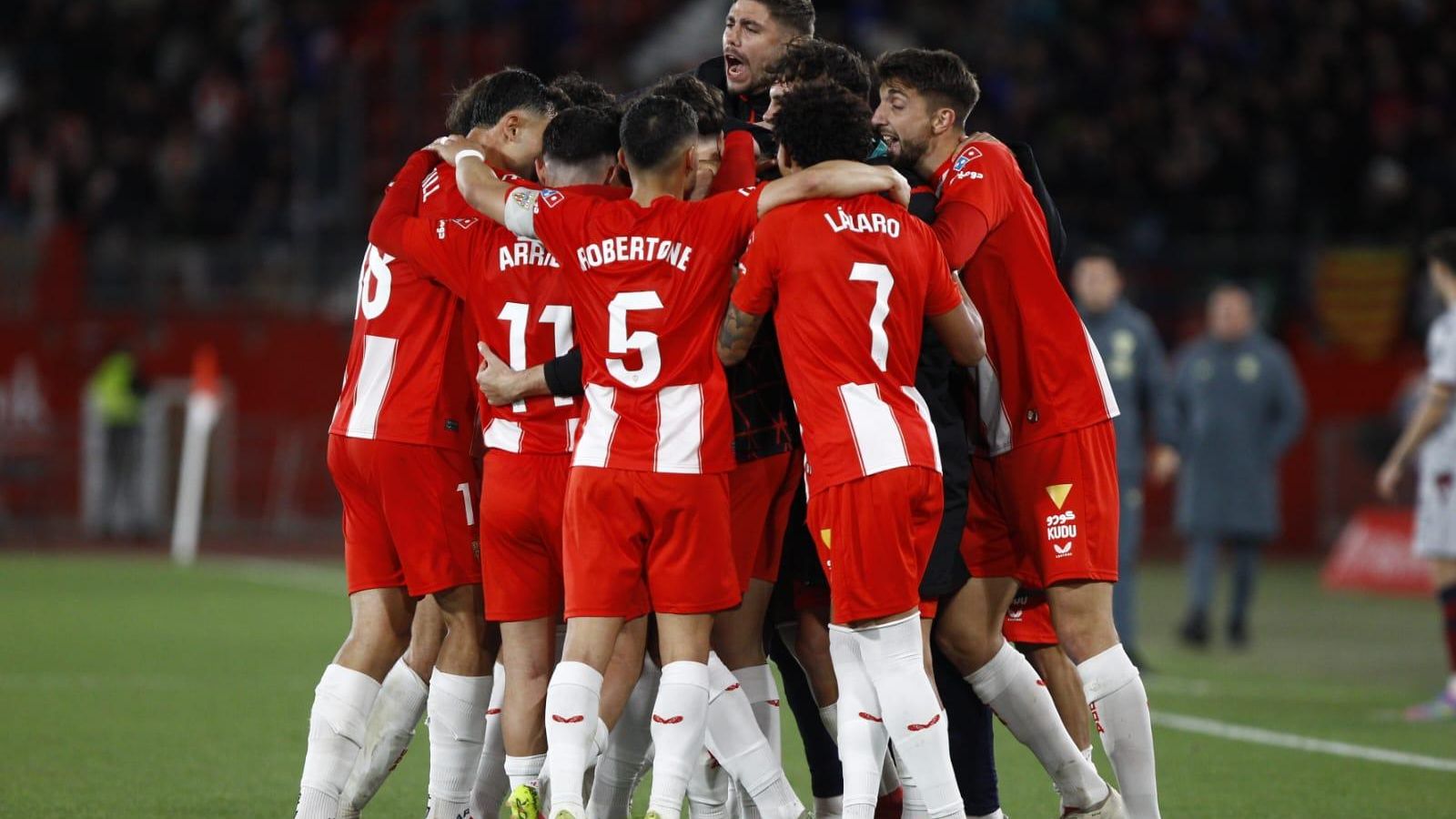 Pozo corona la piña para celebrar el tanto del triunfo ante el Levante