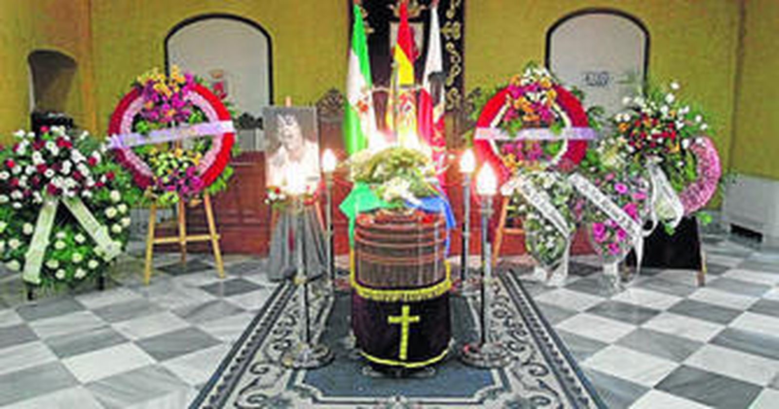 Imagen de la capilla ardiente de Canela de San Roque en el Palacio de los Gobernadores de su ciudad natal.