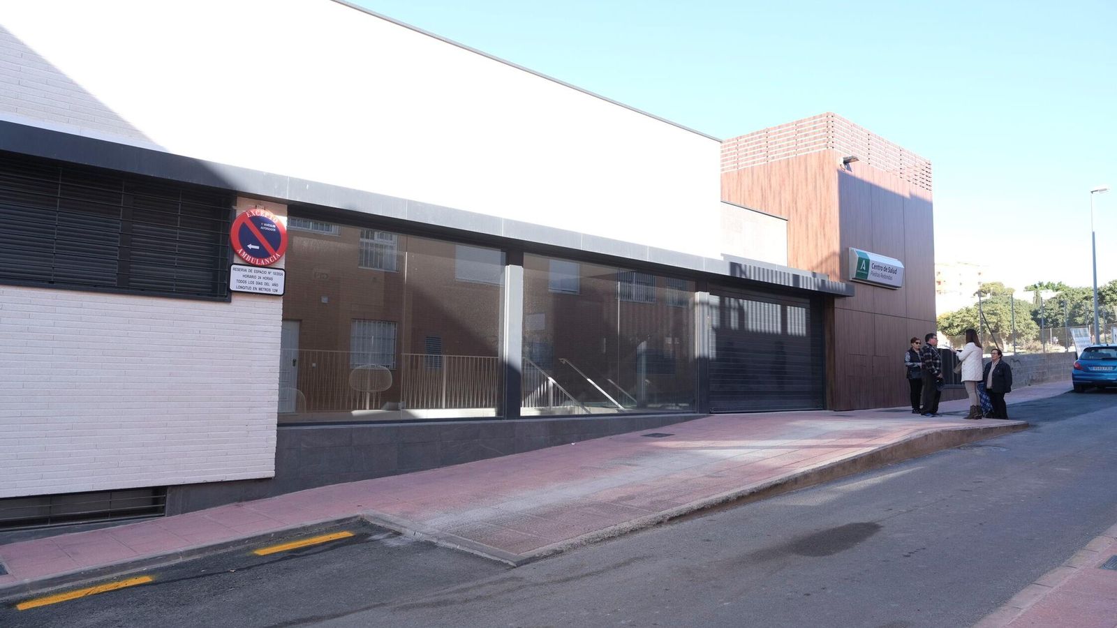 La obra del edificio está completamente acabada desde hace meses y el mobiliario en su interior; falta dotarlo de material sanitario e informático, así como una limpieza integral y que la administración ponga fecha para su inauguración y puesta en servicio