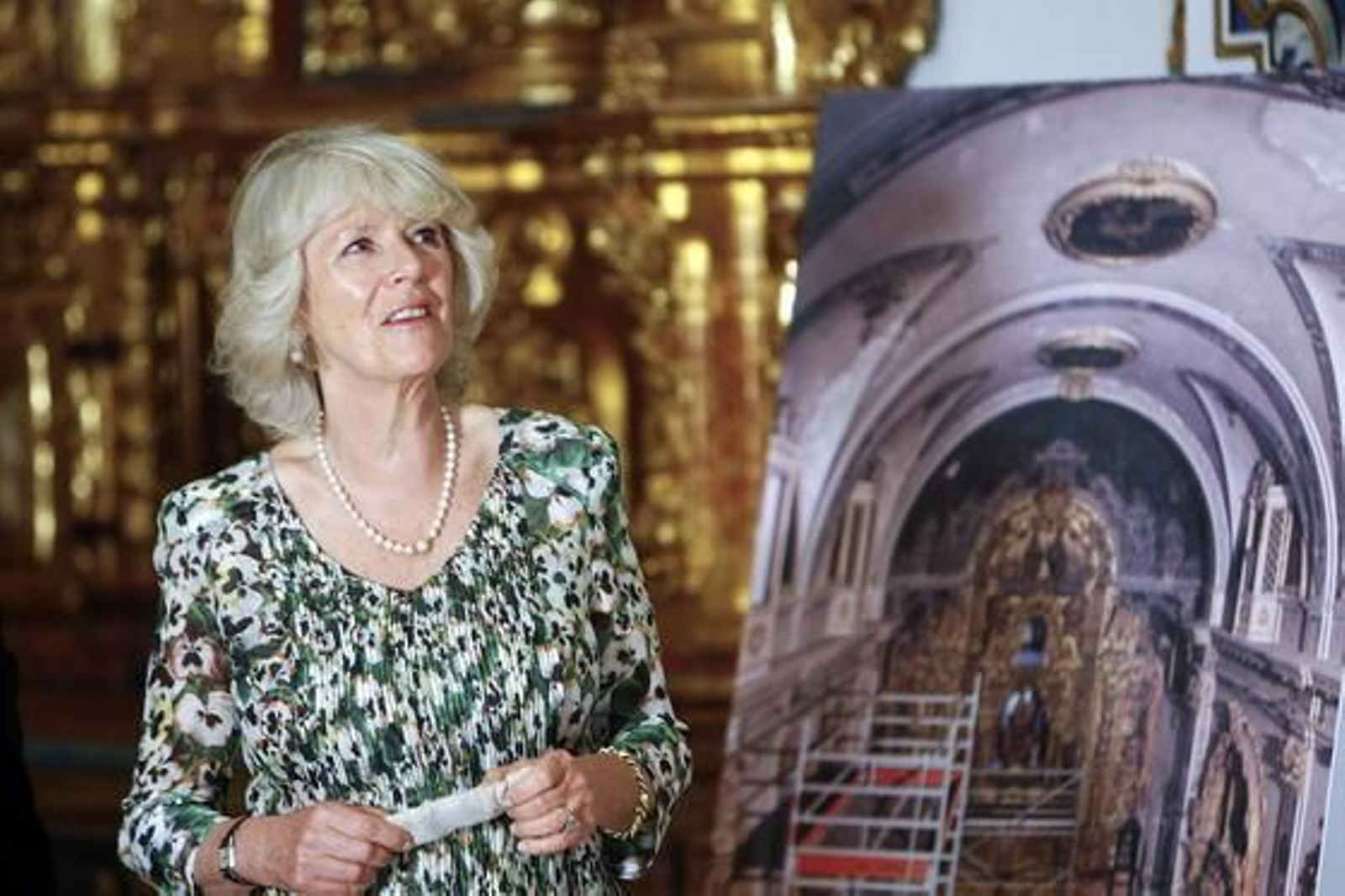 La Duquesa de Cornualles, Camilla, en la capilla del Palacio de San Telmo.

Foto: Eduardo Abad (EFE)