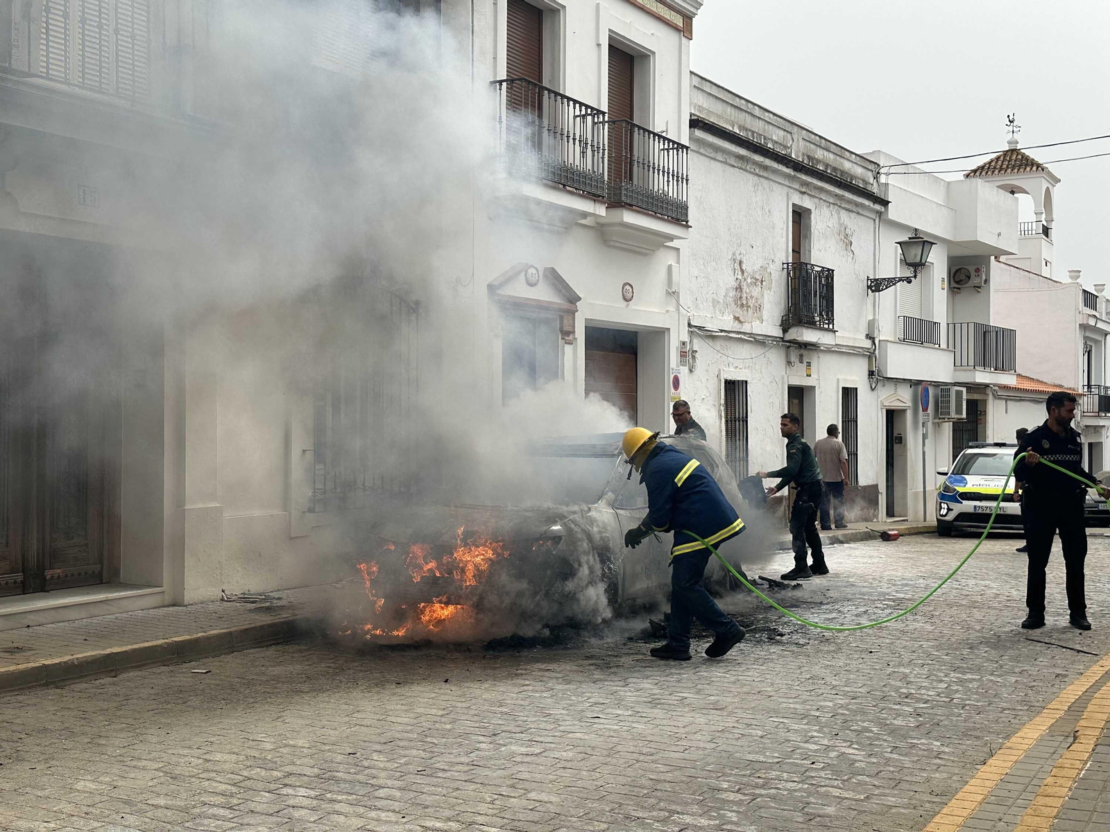 Alarma vecinal en Cartaya por el incendio de un coche: así han sofocado las llamas Policía Local, Guardia Civil y Bomberos