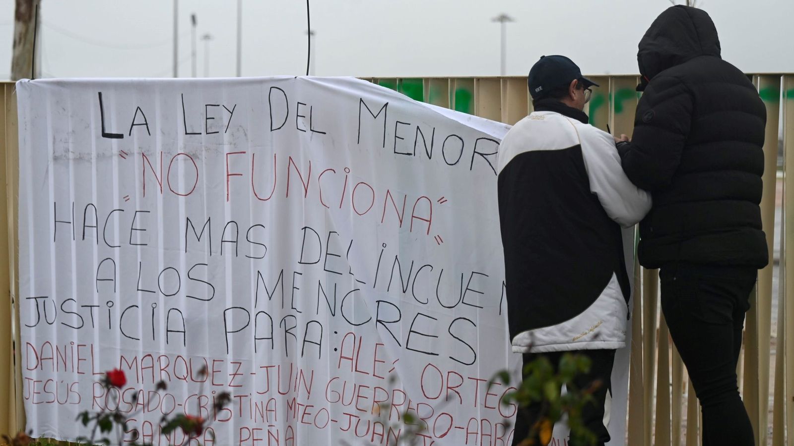 Amigos de Álex despliegan una pancarta pidiendo justicia