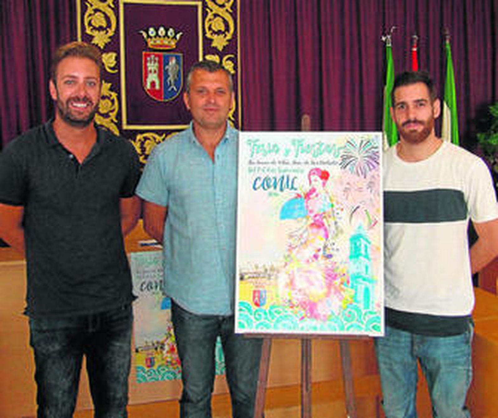 El alcalde y el concejal de Fiestas de Conil junto al vejeriego Alberto Bermúdez, autor del cartel anunciador.