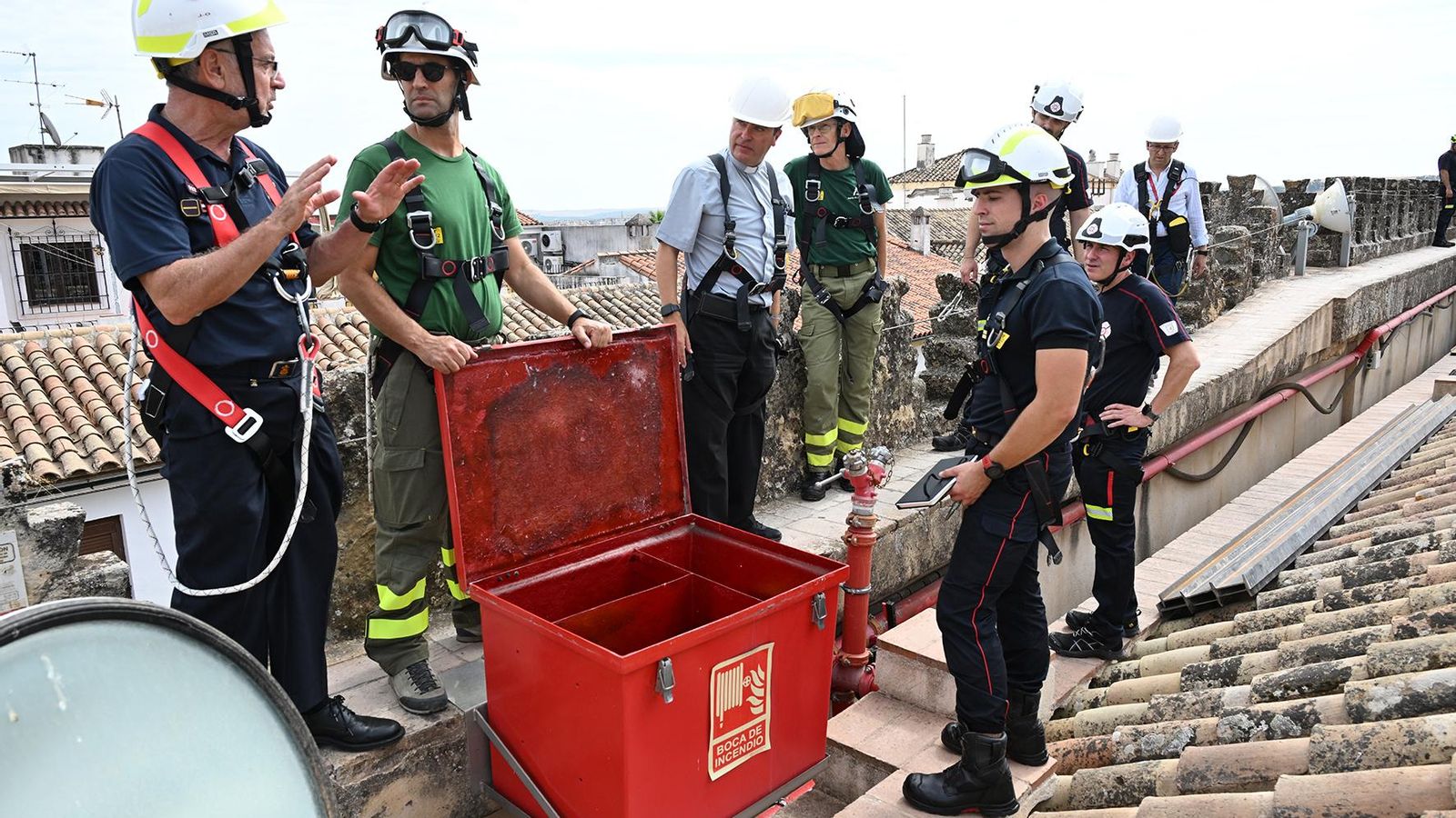 Bomberos de Córdoba muestran una boca de riego en las cubiertas de la Mezquita-Catedral.
