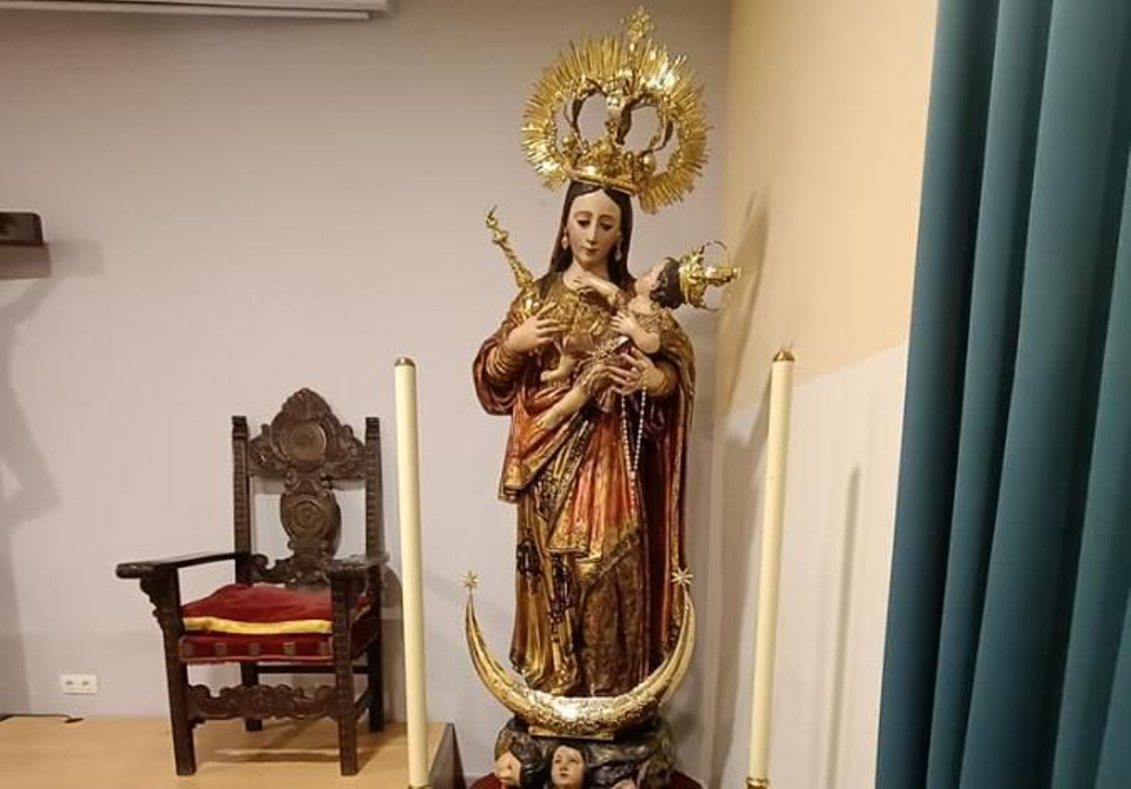 La Reina de Todos los Santos en un altar provisional
