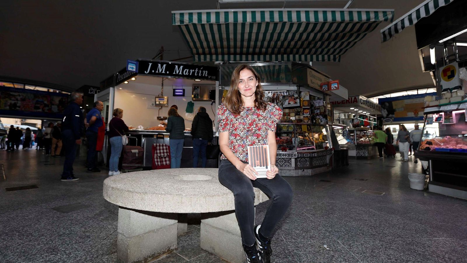 Cristina Garcés Hoyos, en el interior del mercado Ingeniero Torroja de Algeciras con su primera novela 'Modo aleatorio'.