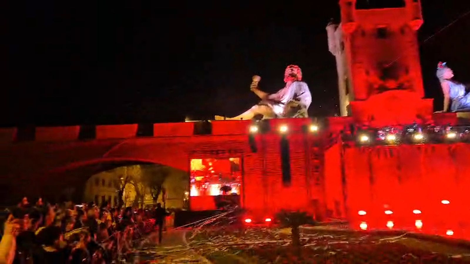 Fusión de coplas de Carnaval de Cádiz y música eléctrónica en la quema de la Bruja Piti