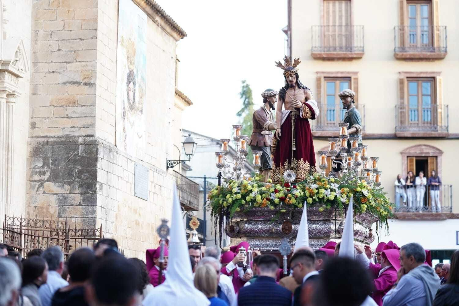 Martes Santo en Lucena: Las procesiones del Carmen, Servitas y Amor y Paz, en imágenes