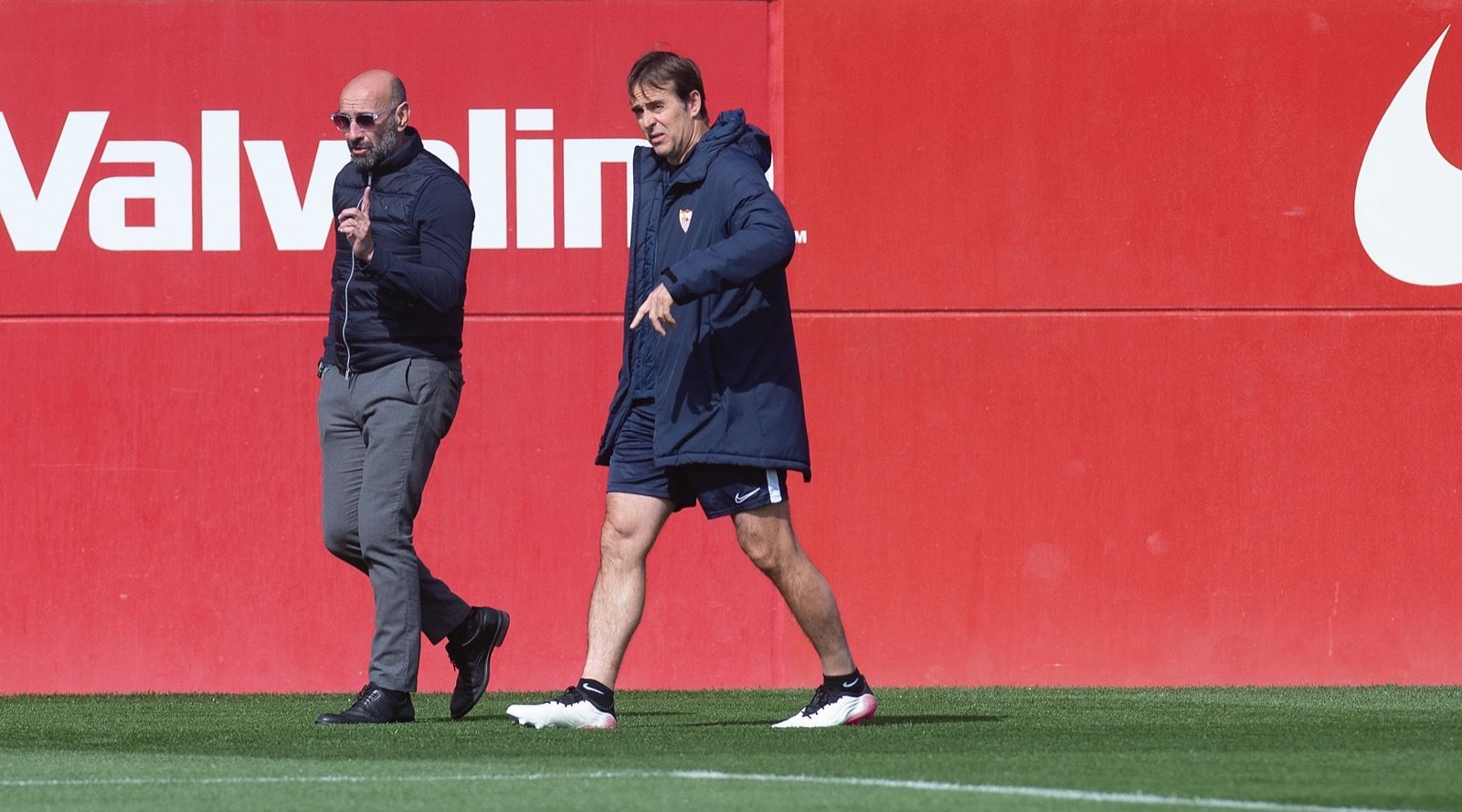 Monchi y Lopetegui dialogan en la ciudad deportiva del Sevilla.