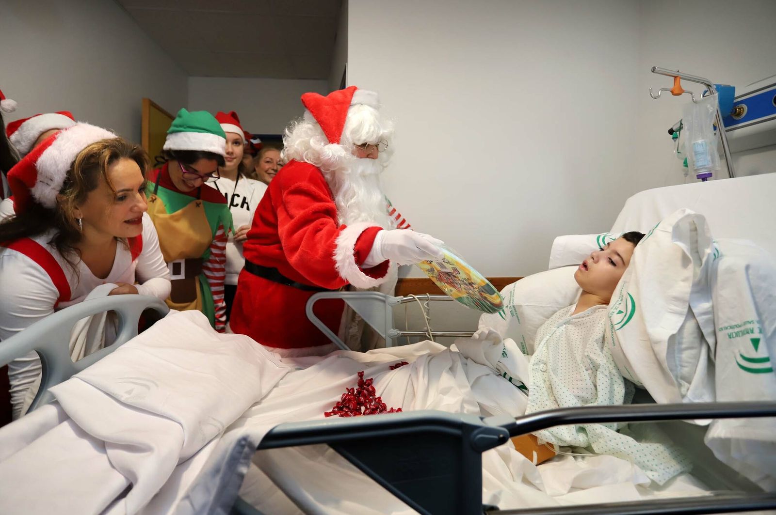 Imágenes de la visita de Papá Noel a los niños del hospital Juan Ramón Jiménez