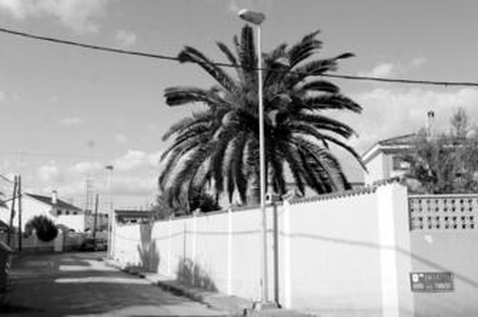 Uno de los nuevos puntos de luz instalados en la Colonia San Miguel.