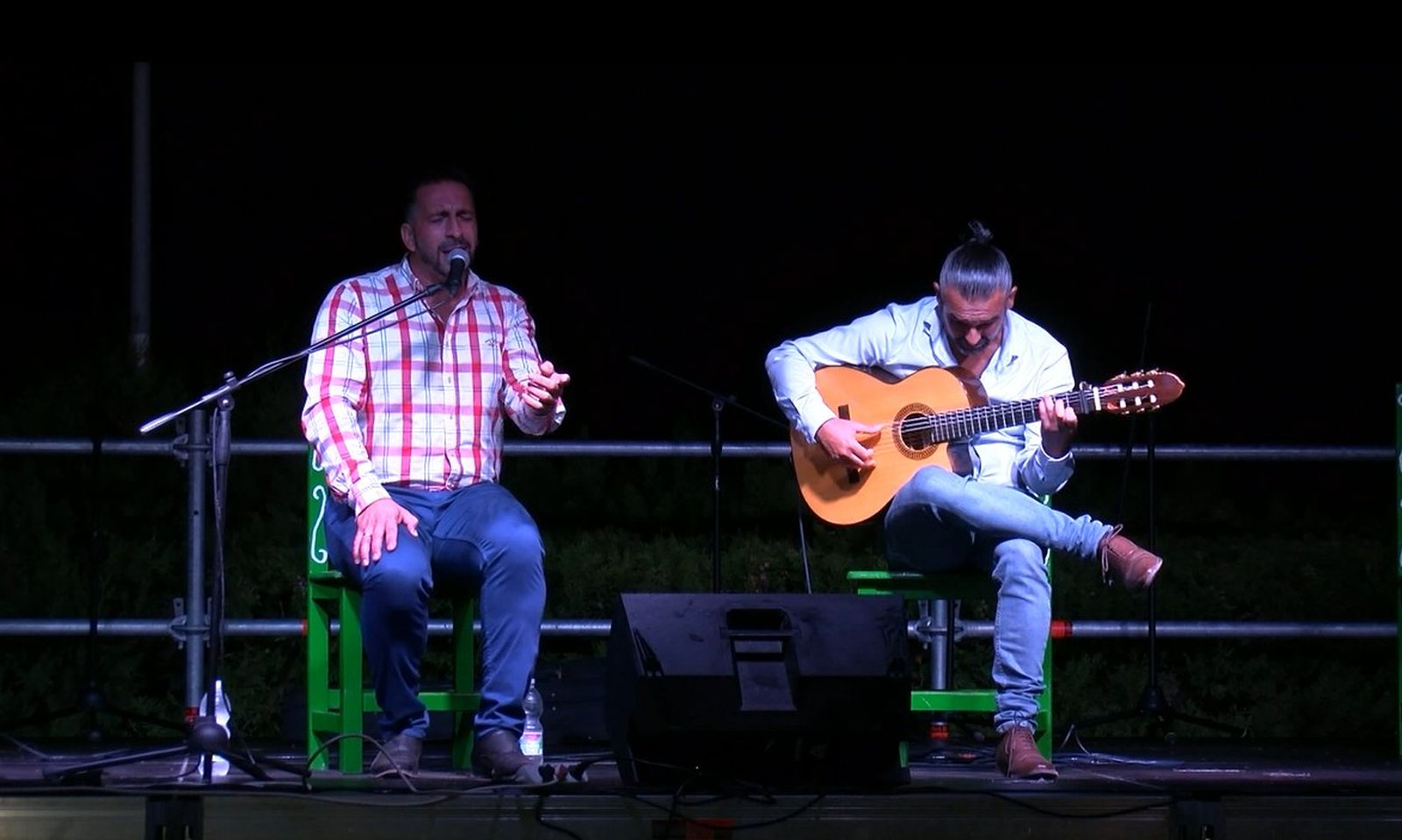 El Pitu y Pedro Campos durante una actuacion en la Hermandad del Rocío