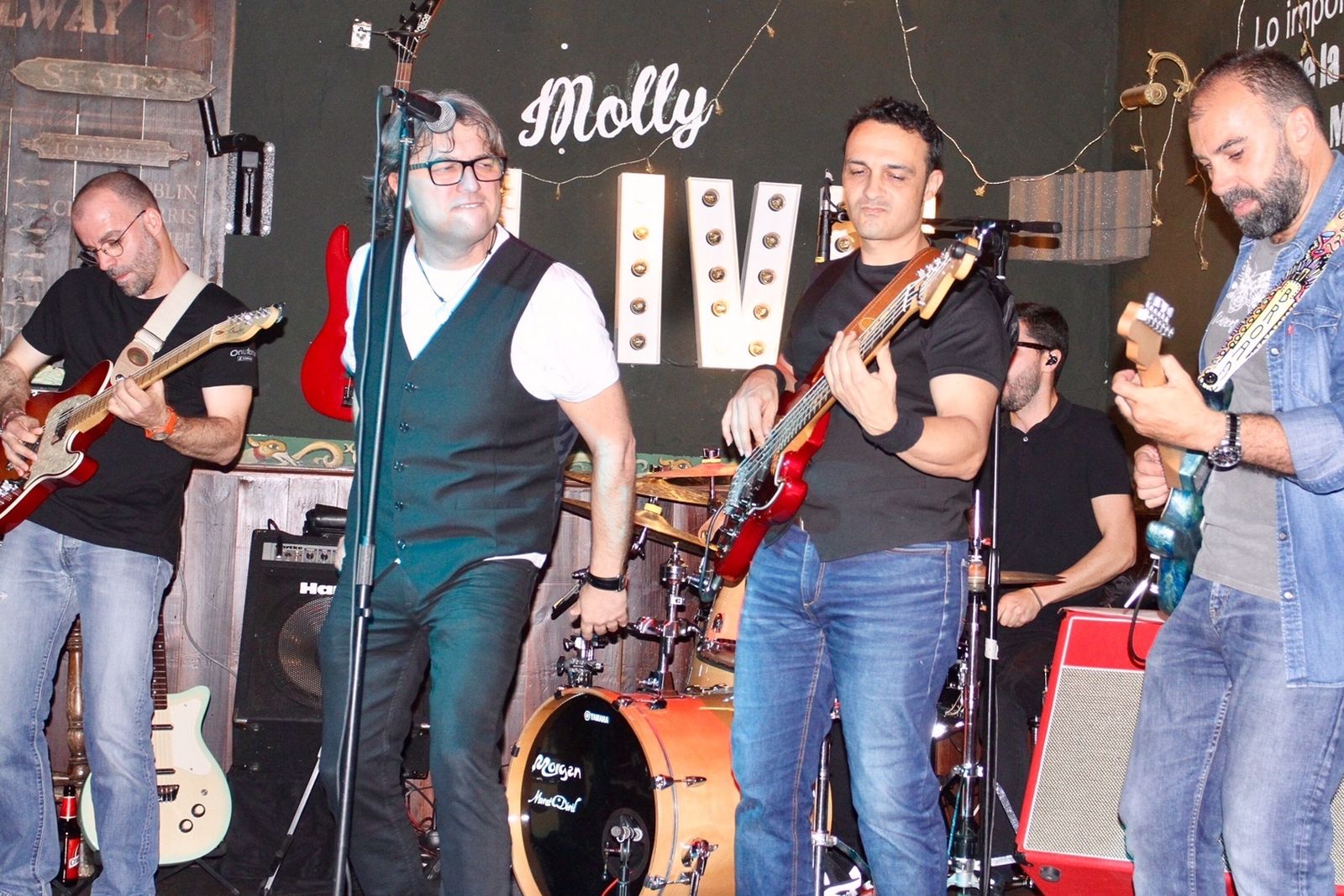 Dos momentos de la actuación de la banda onubense en The Molly Live Bar de Huelva.