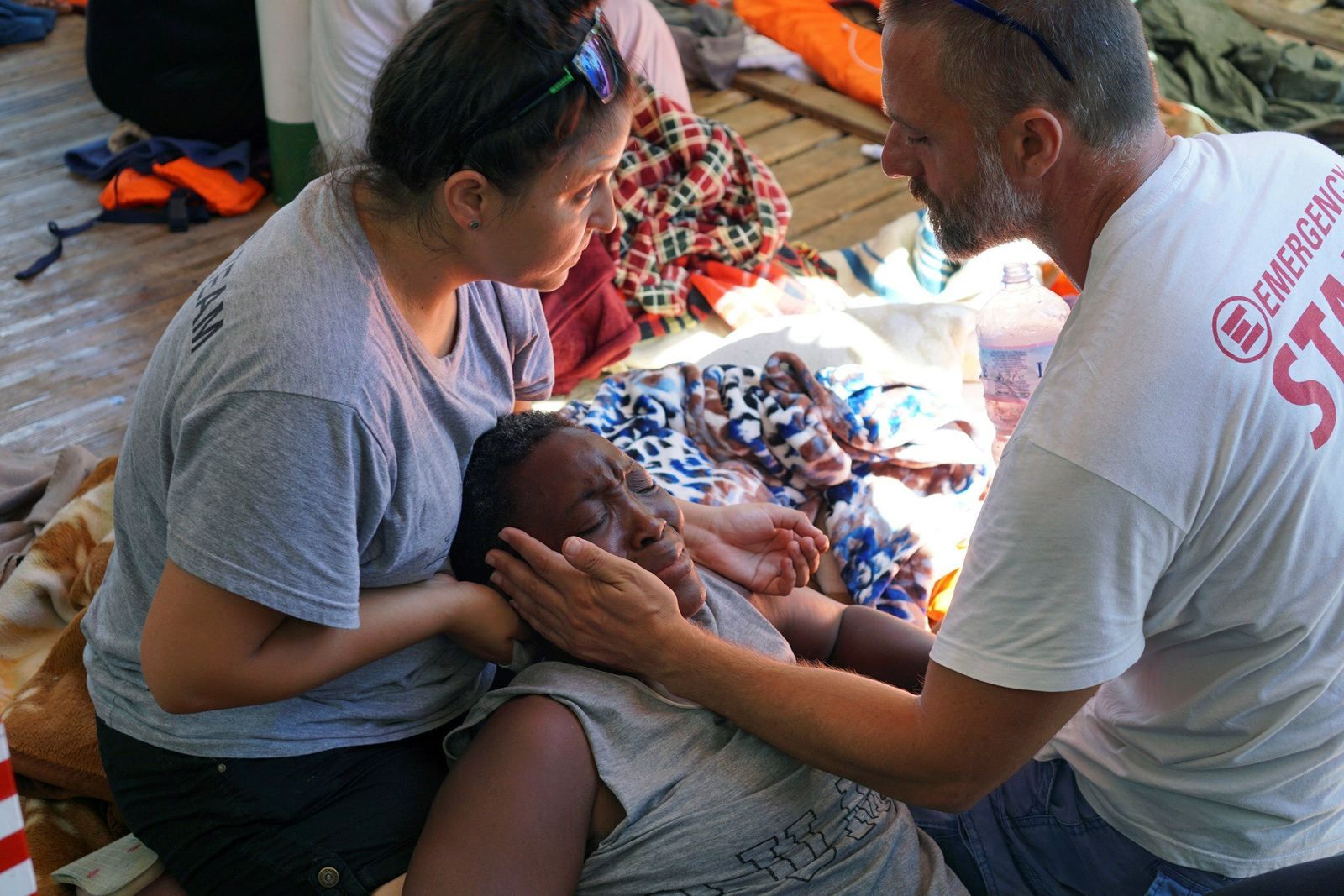 Voluntarios atienden al 'Open Arms'.