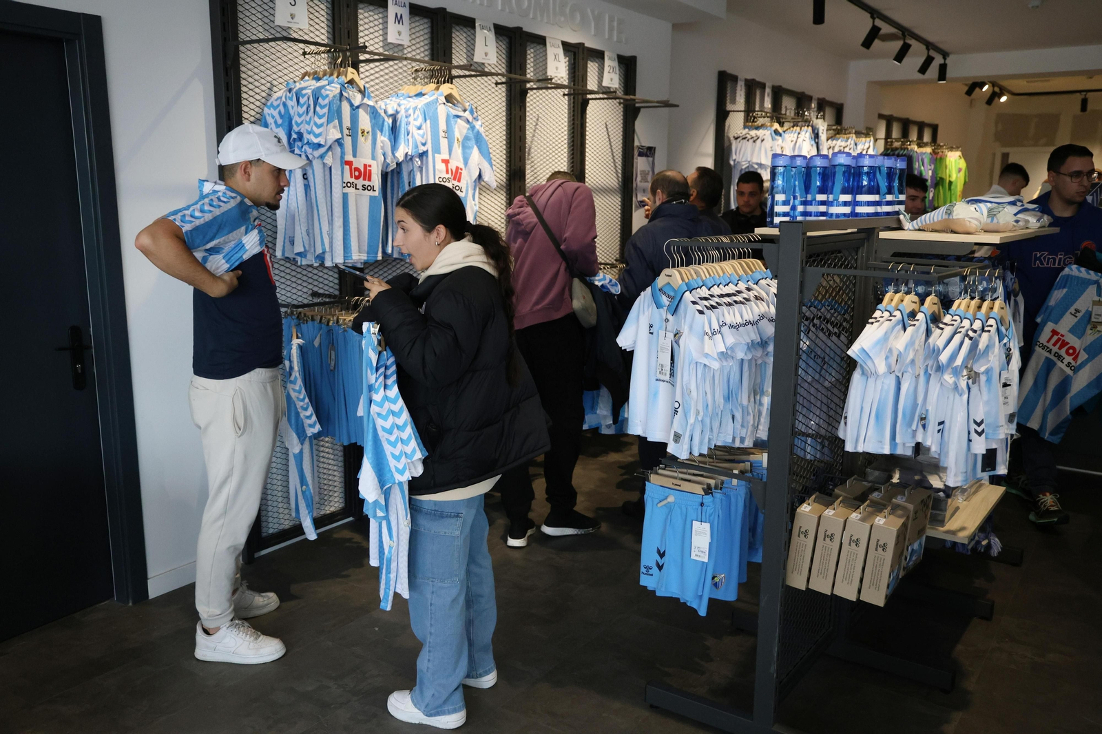 Locura en la tienda de La Rosaleda por la nueva camiseta