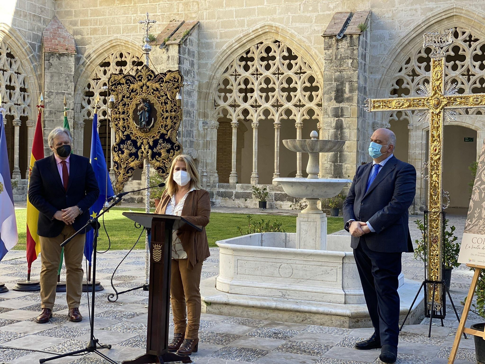 La alcaldesa, Mamen Sánchez, durante la presentación de la exposición cofrade en Los Claustros.