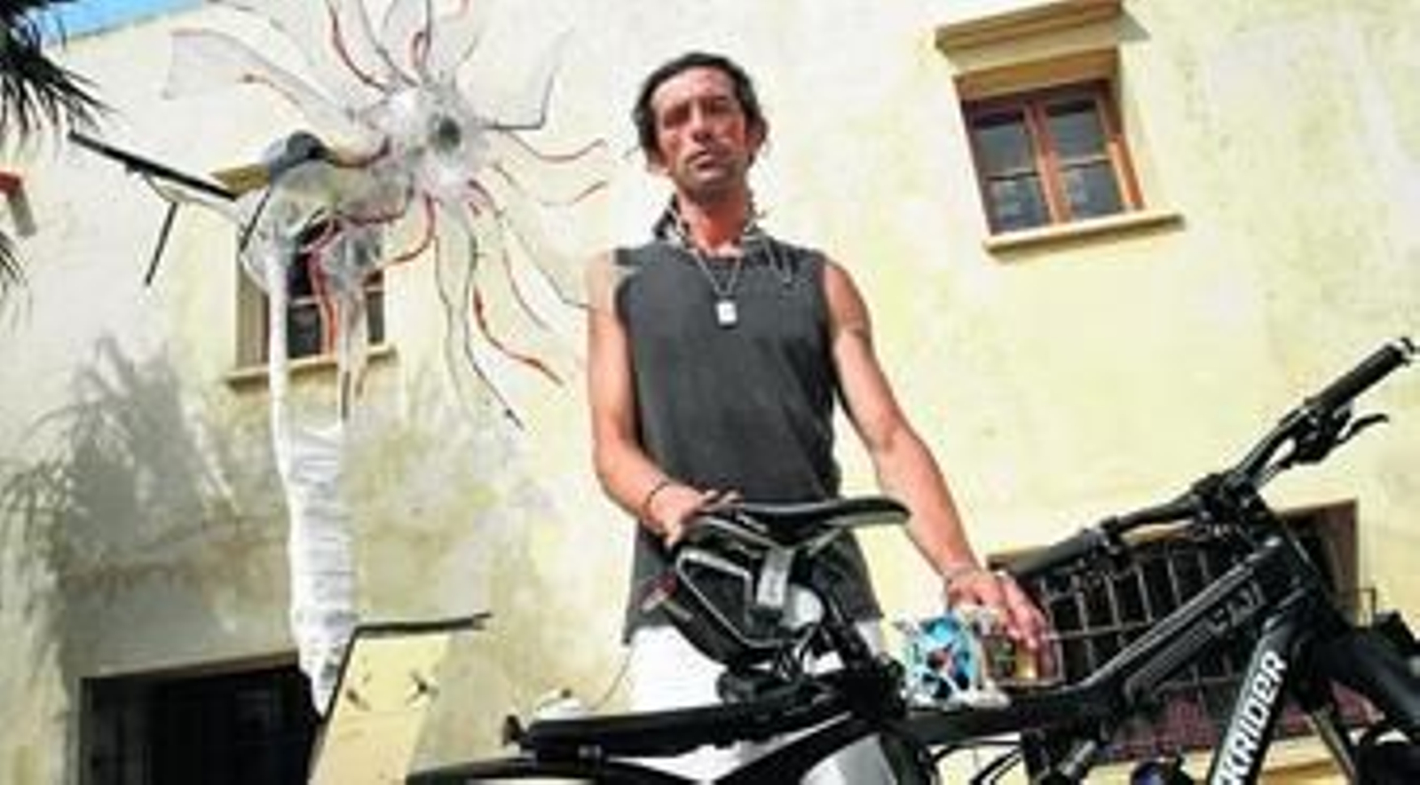 Antonio Estévez, junto a tres de sus inventos en el castillo de Santa Catalina.