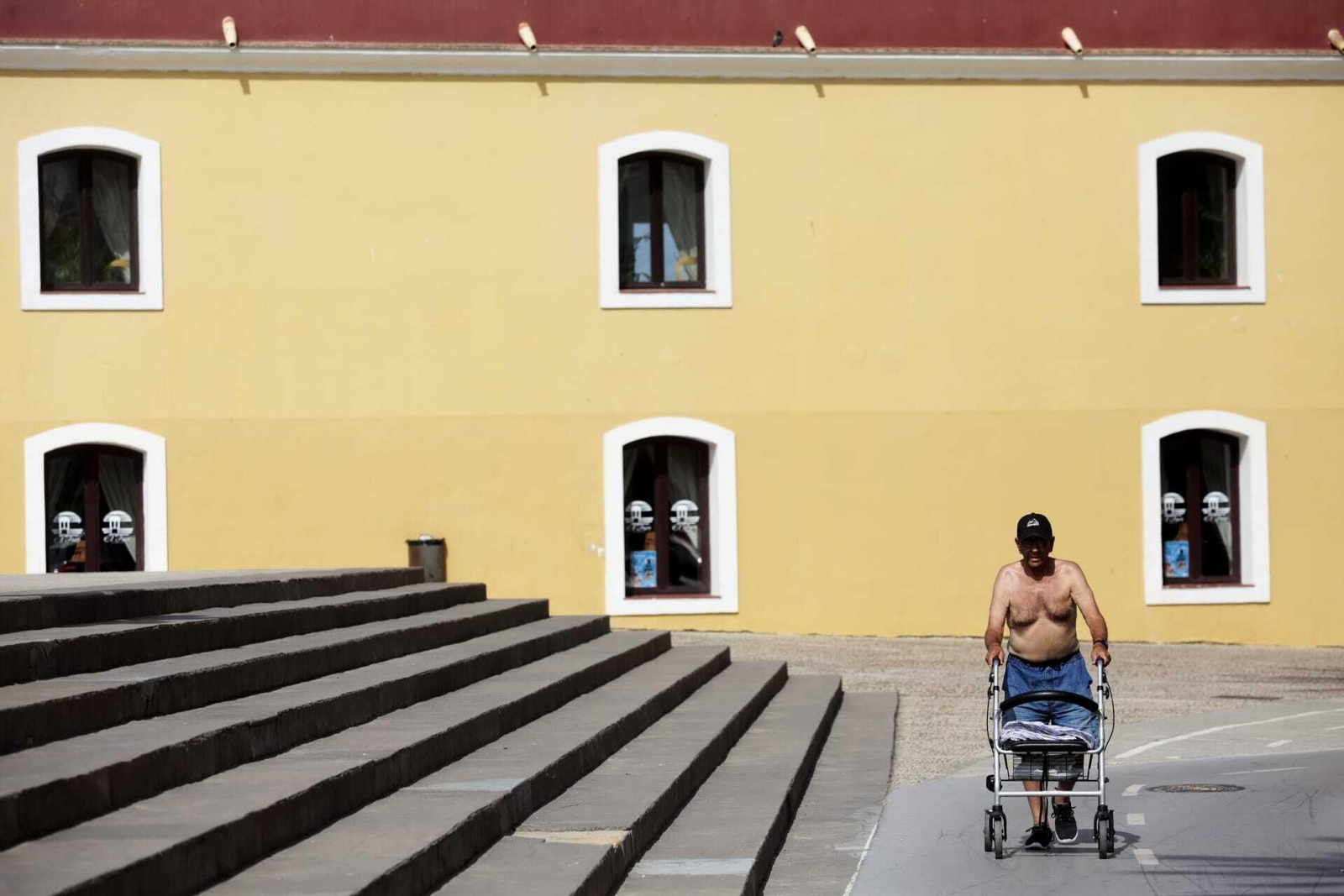 Imagen de este lunes de un hombre por el Campo del Sur en Cádiz.