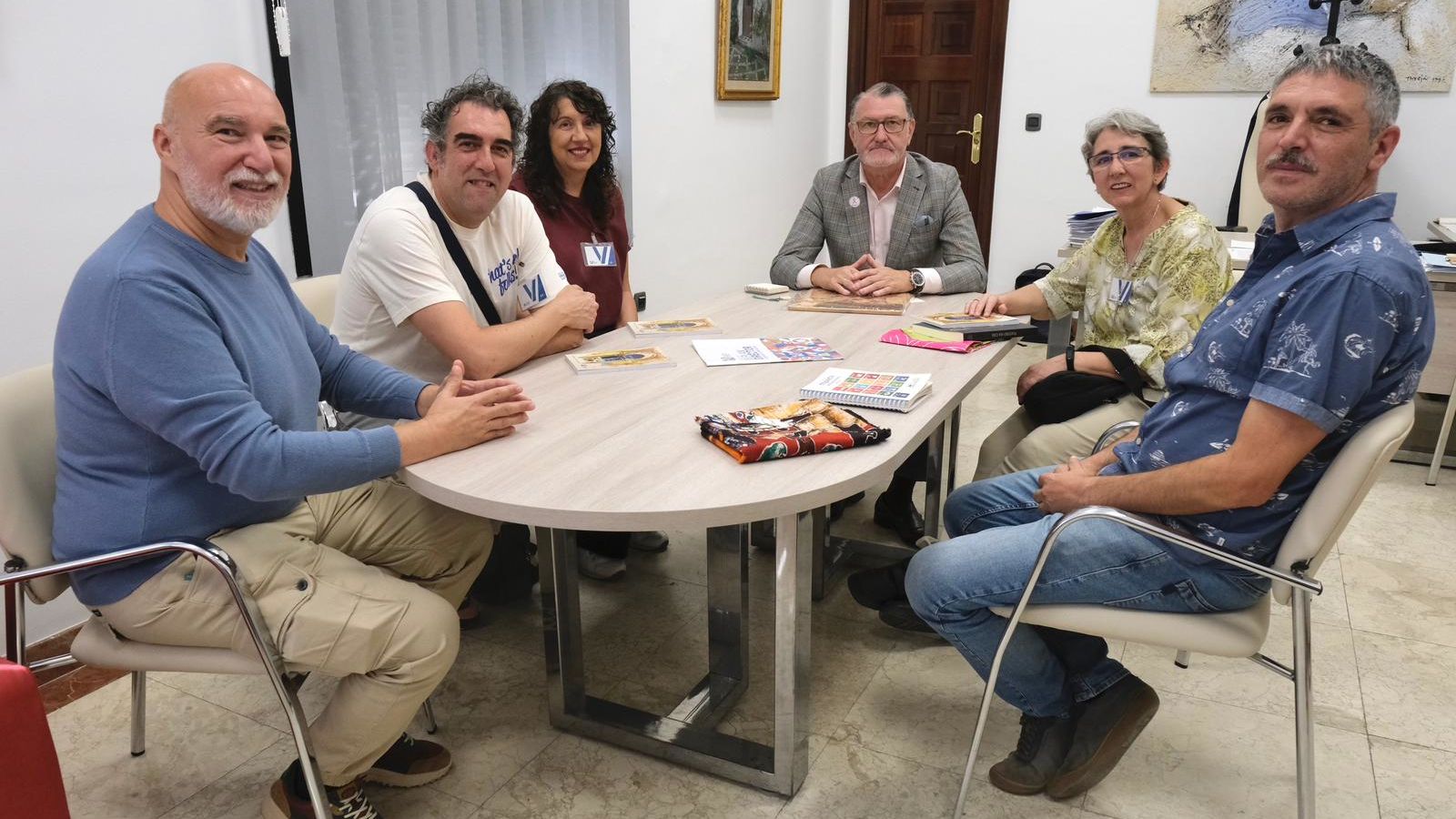 El vicepresidente de la Diputación, José Manuel Zamora, con representantes de la Asociación Cumbreños con Burkina.