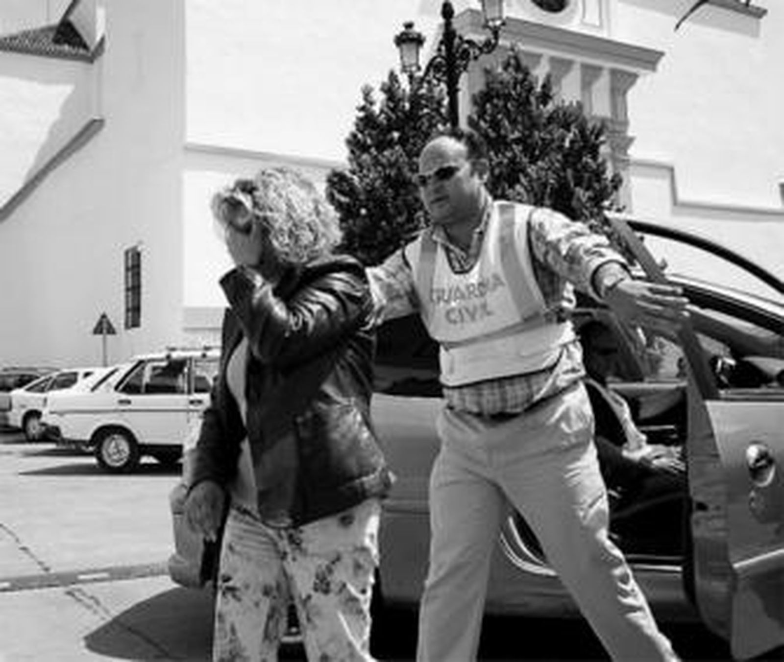 Traslado de la responsable de la residencia después de ser detenida por la Guardia Civil.