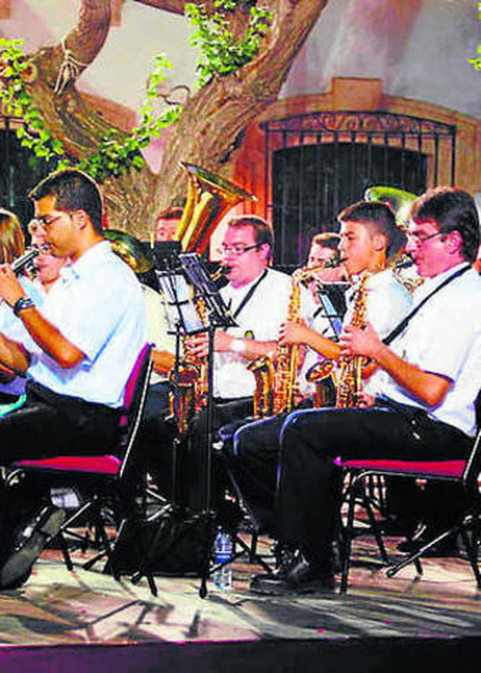 La banda participa en los actos.