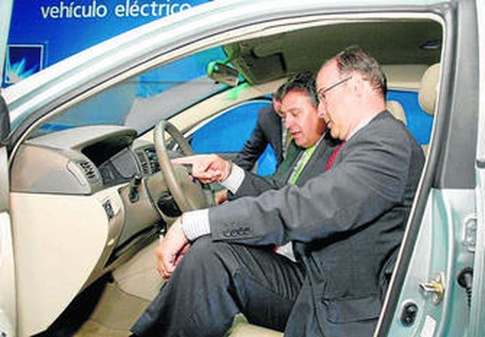 Luis Rogelio, junto al director general de Endesa en Andalucía.