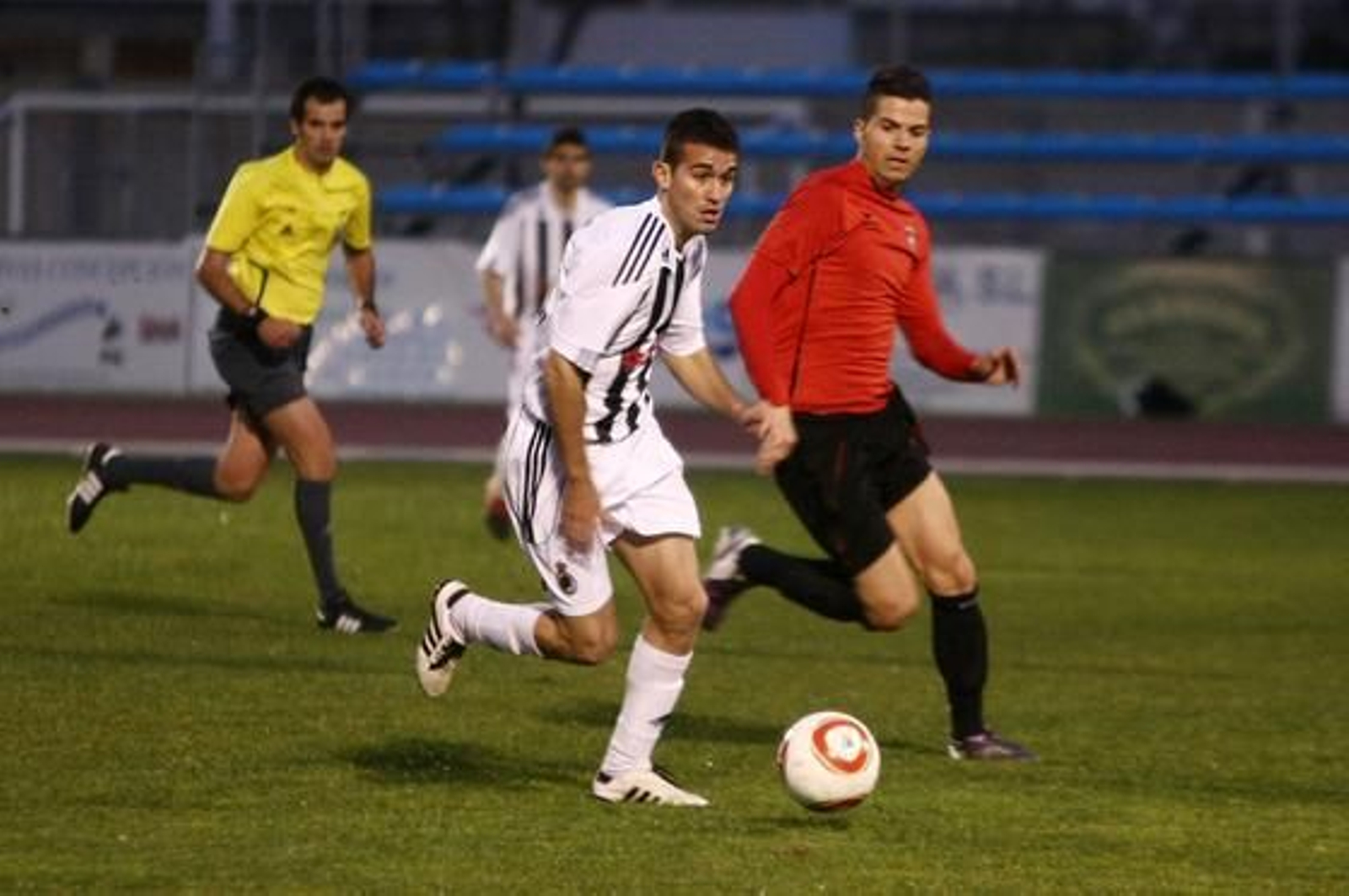La Balona gana en Ayamonte y se pone líder provisional a la espera de lo que haga el Pozoblanco./Fotos:Alberto Domínguez

Foto: Alberto Dominguez