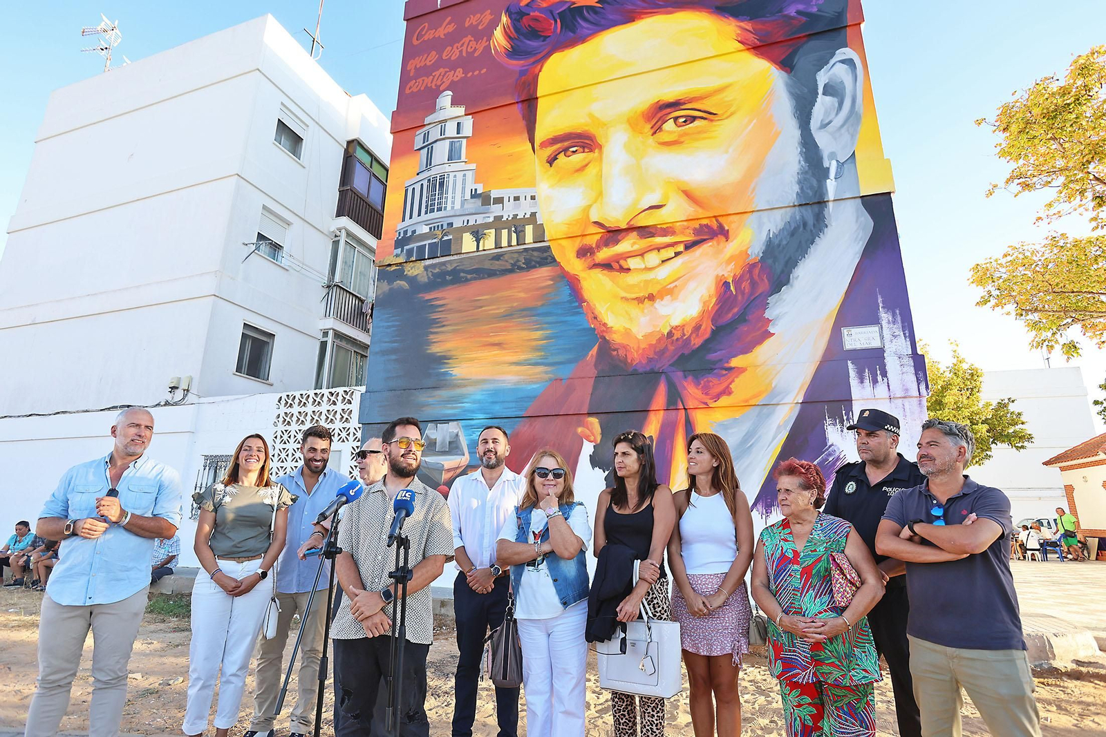 Imágenes de la inauguración del mural homenaje a Manuel Carrasco en Isla Cristina