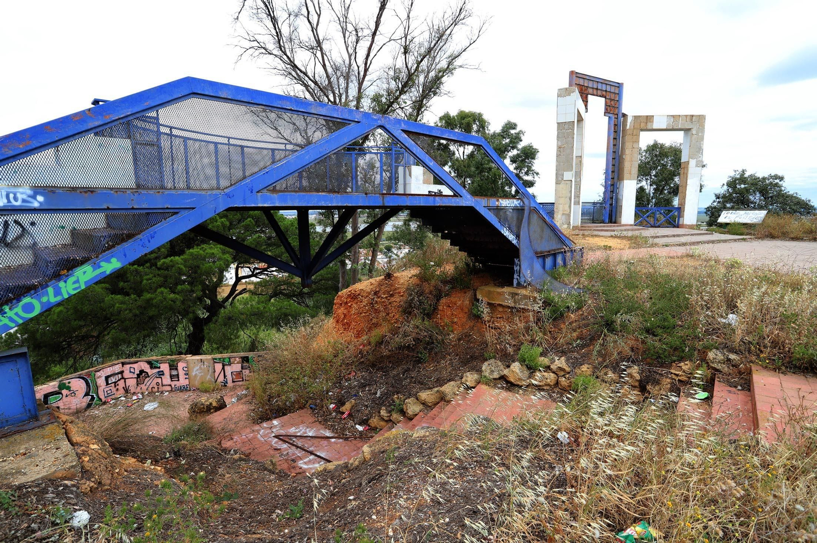 Imágenes de la suciedad, deterioro y abandono de los miradores del Conquero