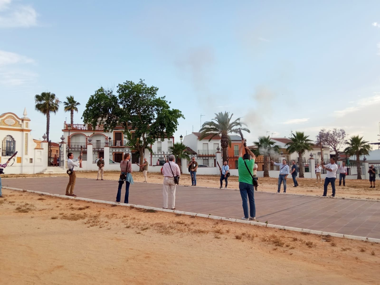 La Asociación de Trabuqueros de Almonte realizando las salvas.