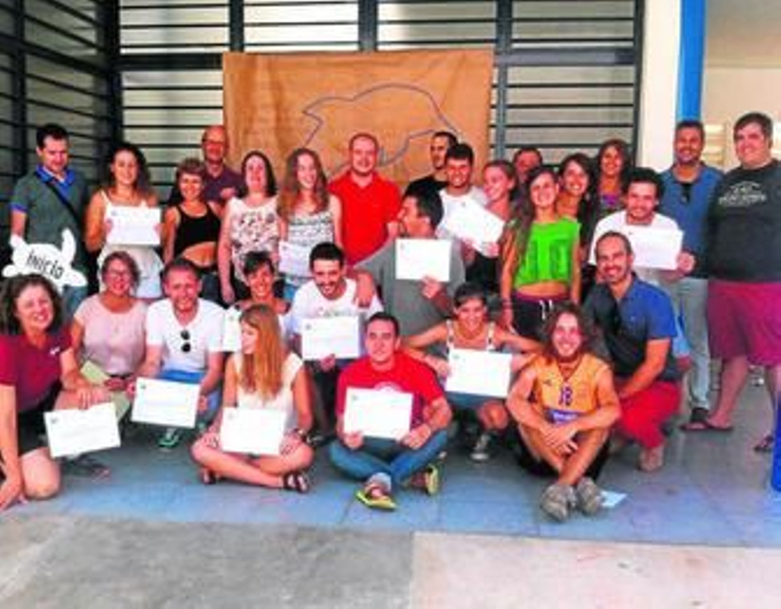 Los 23 participantes muestran sus diplomas que acreditan la formación.