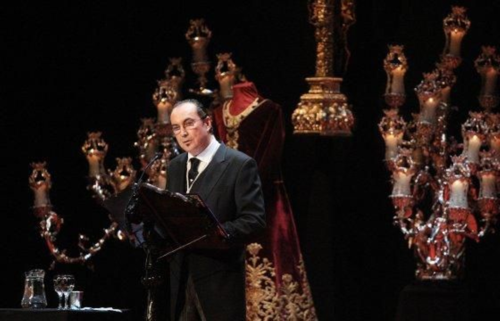 José Juan Gallardo ofreció un magnífico Pregón de Semana Santa en el Villamarta. Ampliamente aplaudido, el pregonero hizo de su condición flamenca uno de los ejes de la obra que declamó durante dos horas.

Foto: Vanesa Lobo