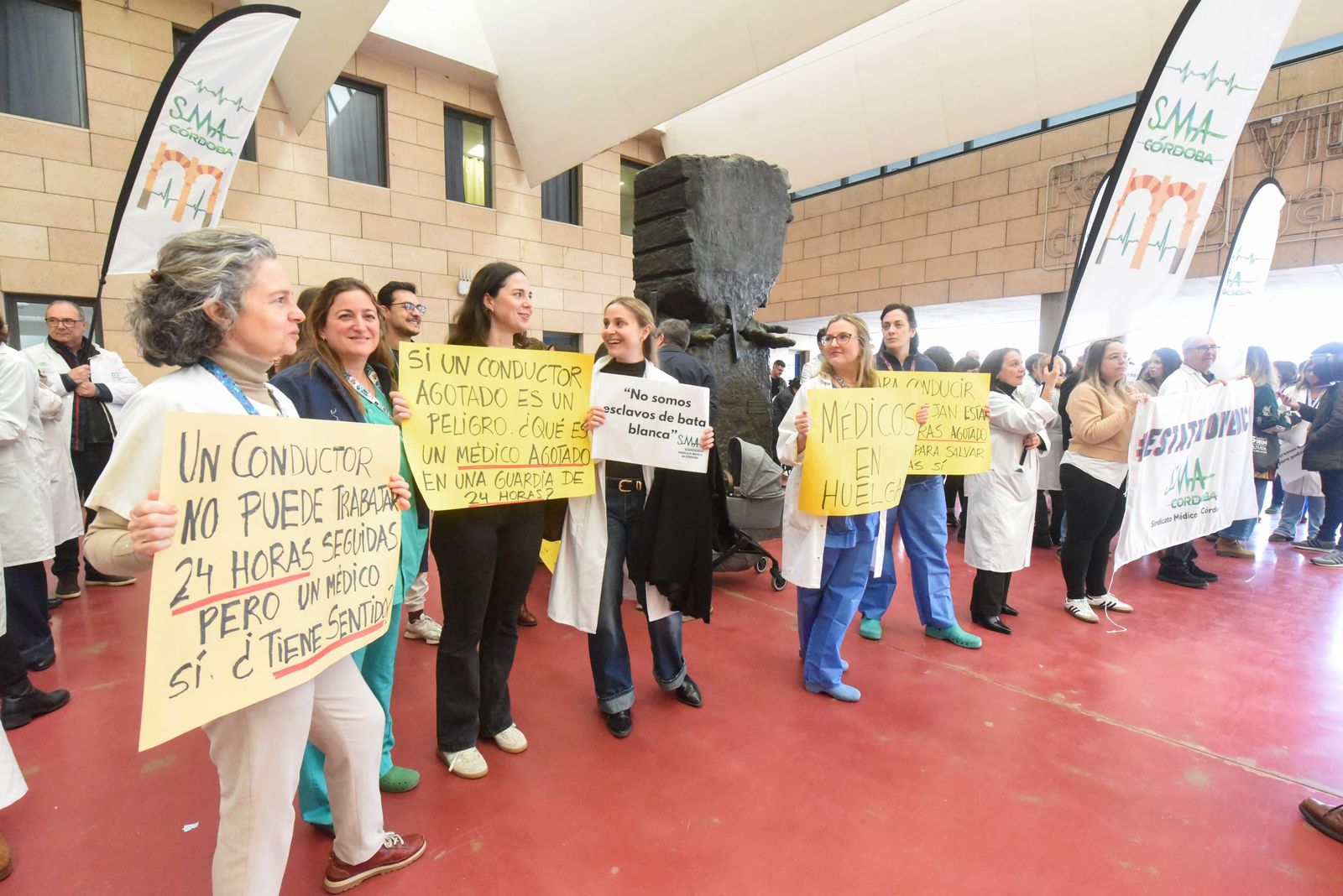 Las imágenes de la marcha de los médicos cordobeses por un estatuto propio y la mejora de sus condiciones laborales