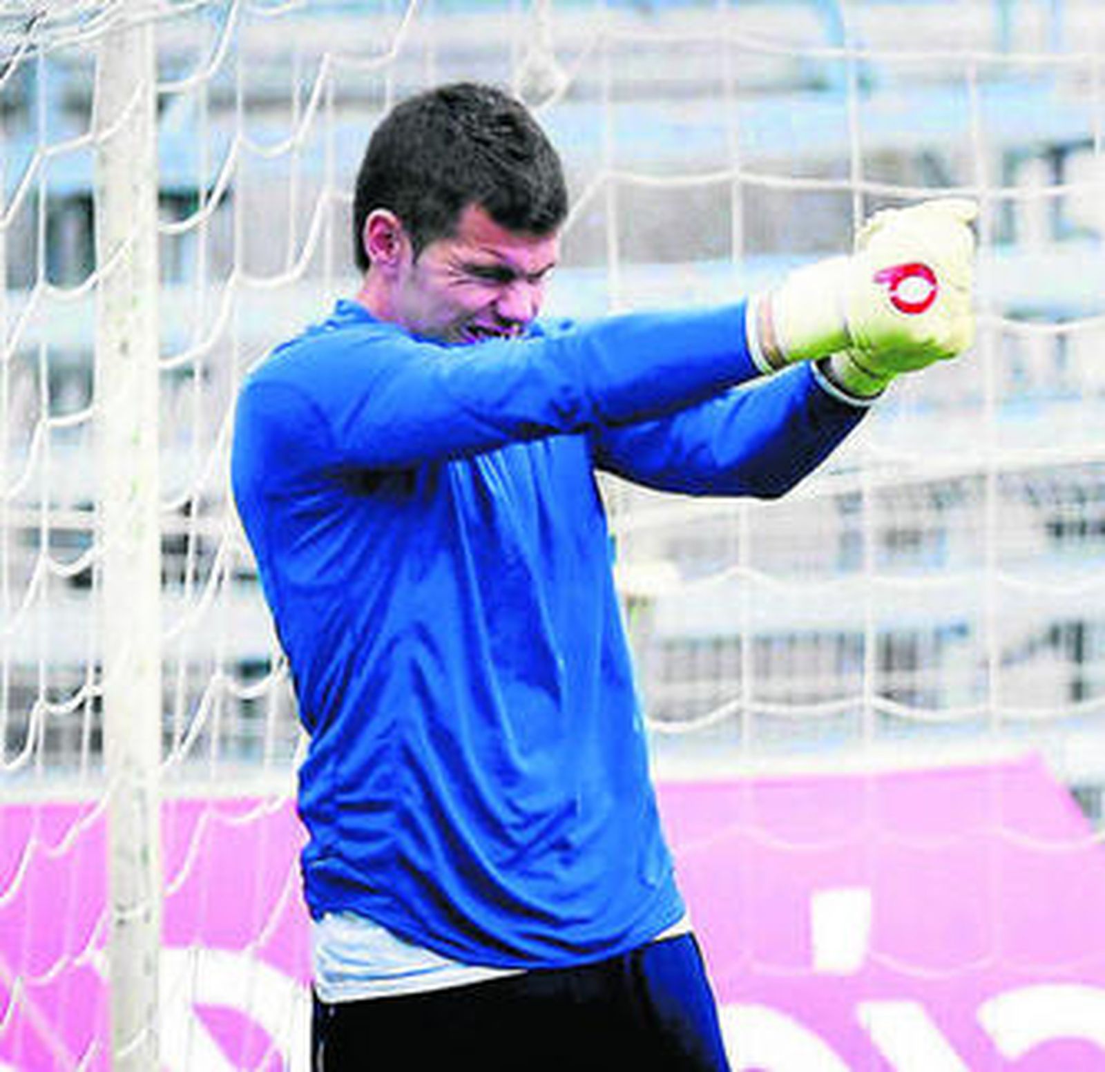 Dani Miguélez realiza ejercicios de estiramiento en Carranza.