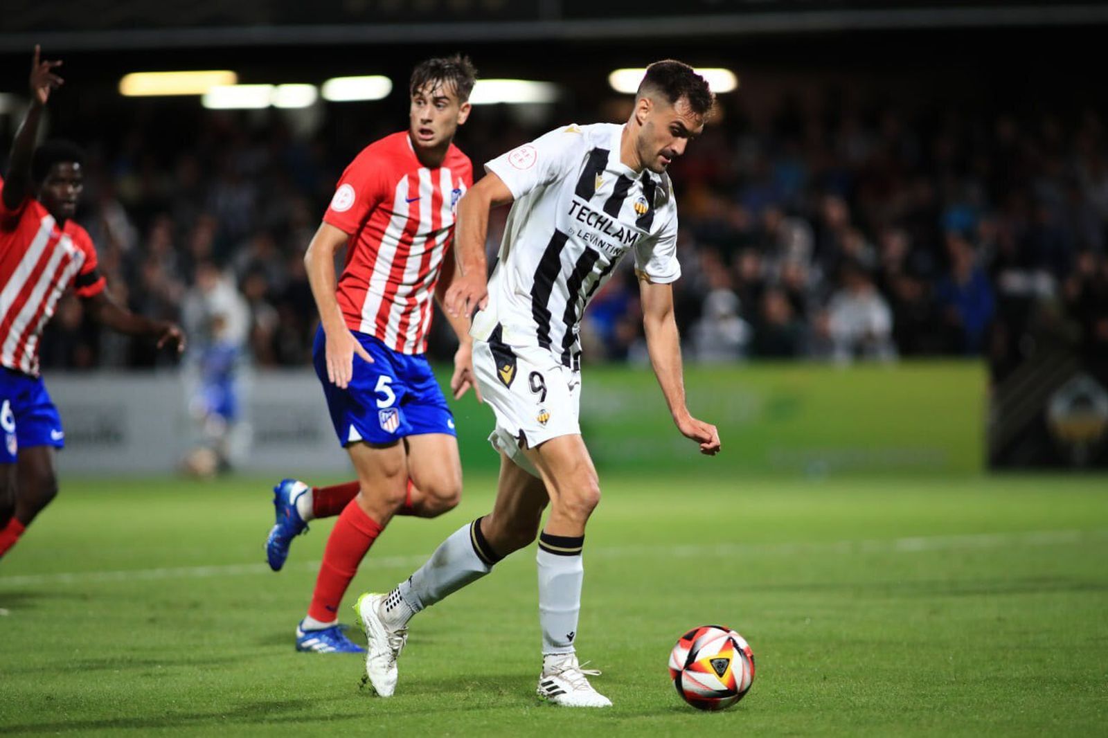 Un momento del encuentro entre el CD Castellón, líder del grupo, y el Atlético B.
