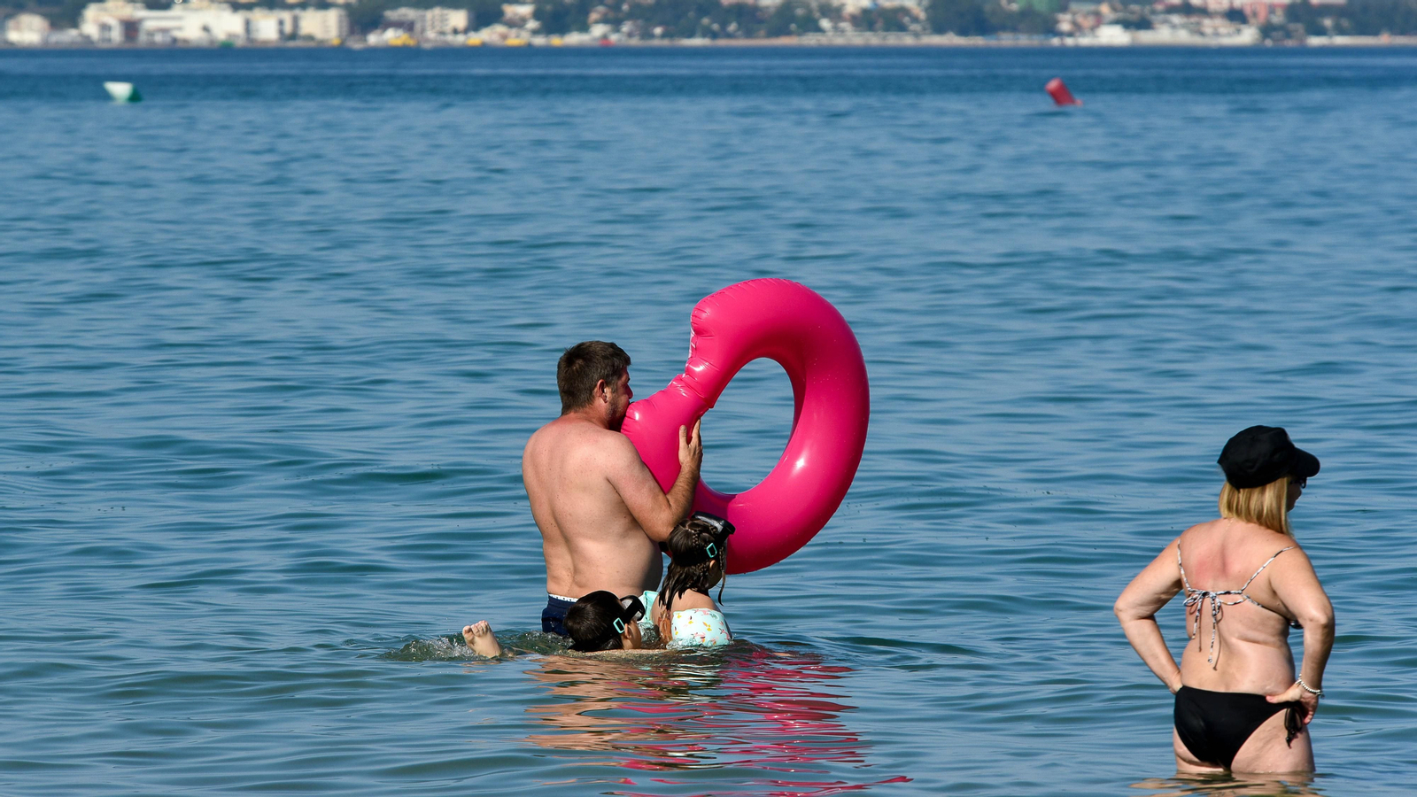 Fotos de la tarde en la playa del El Rinconcillo en plena ola de calor
