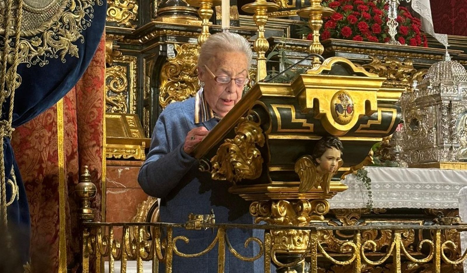 La cofrade Amparo Castilla